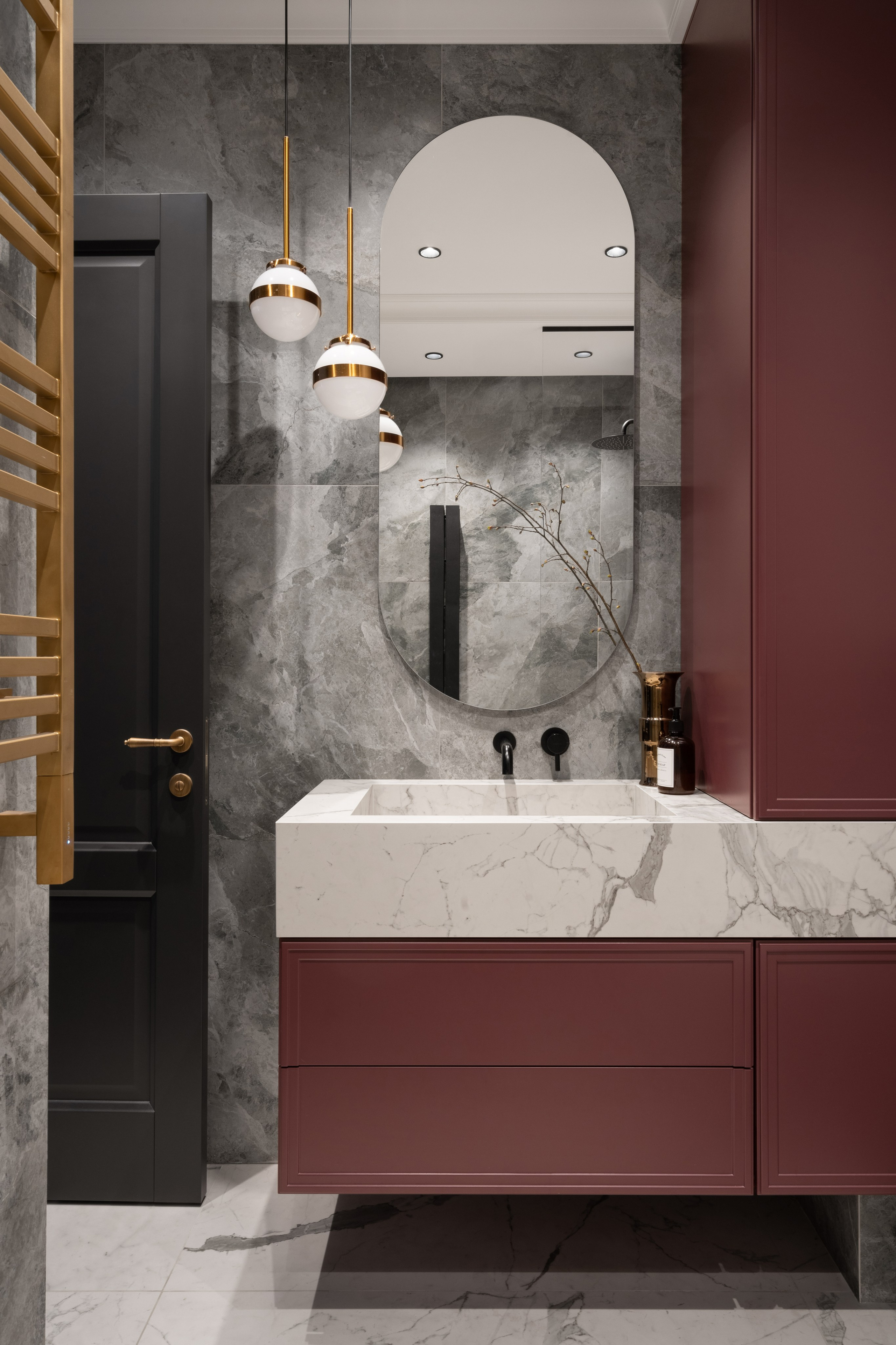 Дизайн ванной с винными акцентами