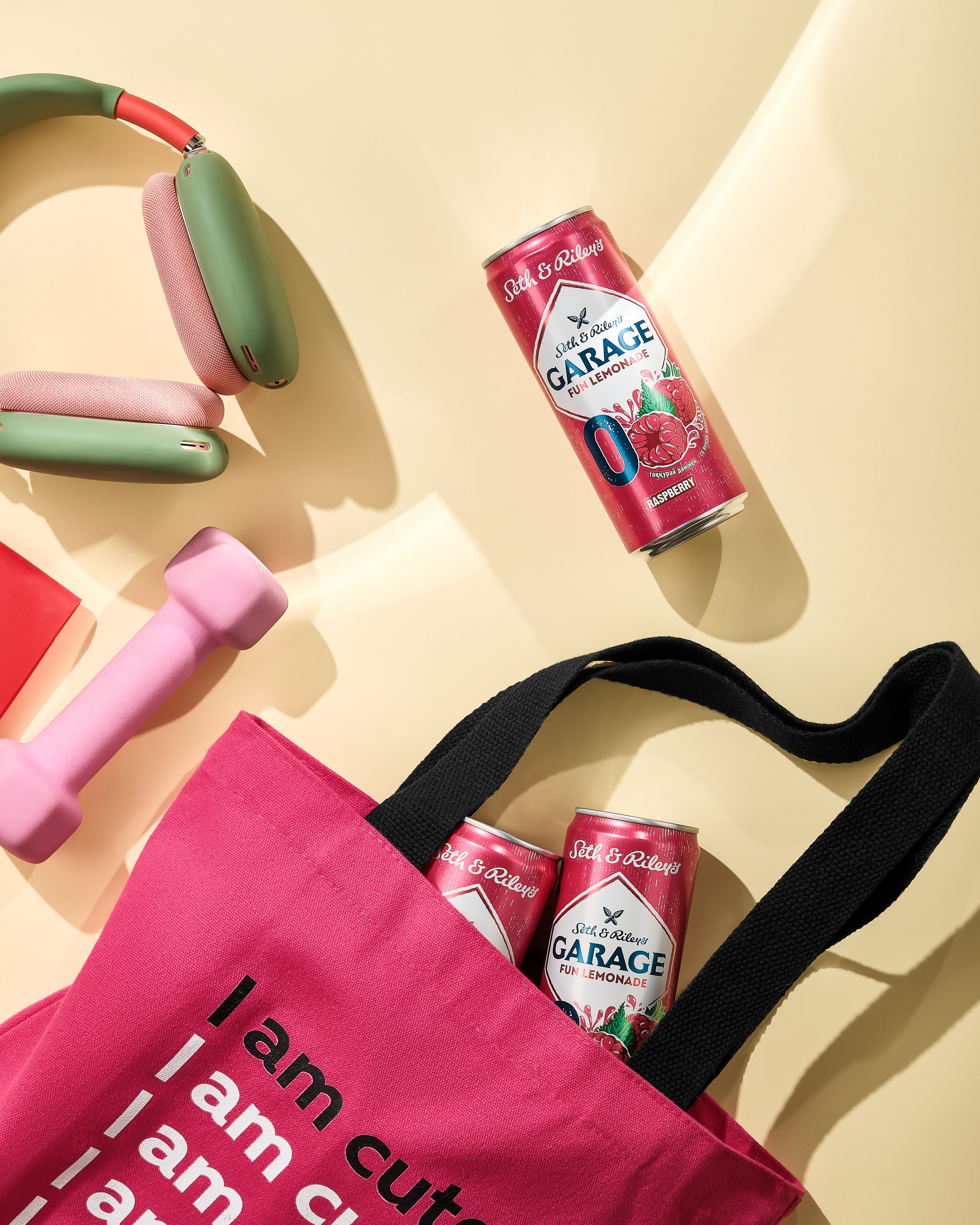 Контентная съёмка напитка Garage с летним реквизитом