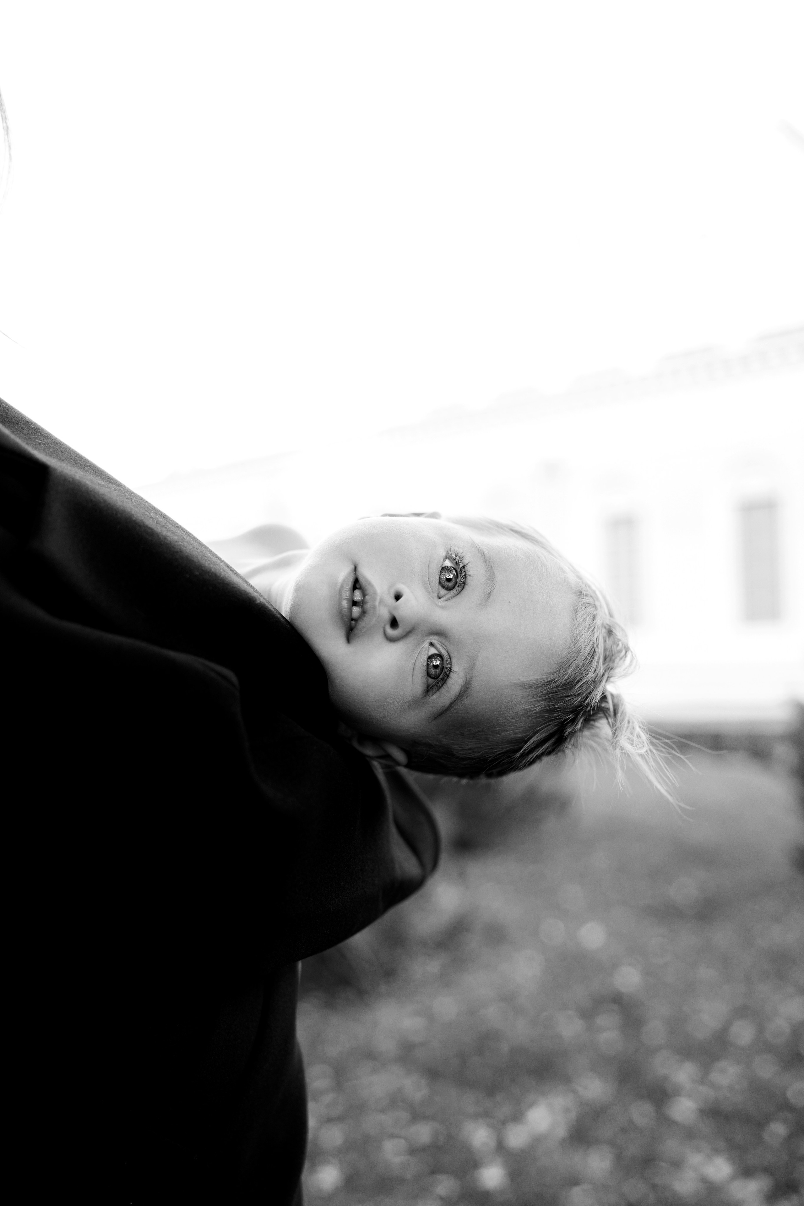 Фотосессия на улице, стильная семейная фотосъемка, стрит фотосессия, фотосессия в Москве, московский семейный фотограф, фотография ребенка, фотосессия с сыном, фотосессия с малышом, чб фотосессия, женский портрет, мать и сын, мама с малышом, парк ВДНХ, фотопрогулка в парке, фотосессия в парке, черное пальто, красивая девушка, листва, лето в Москве, срочные фото, фотографии на паспорт, стильная прическа, ретро образ