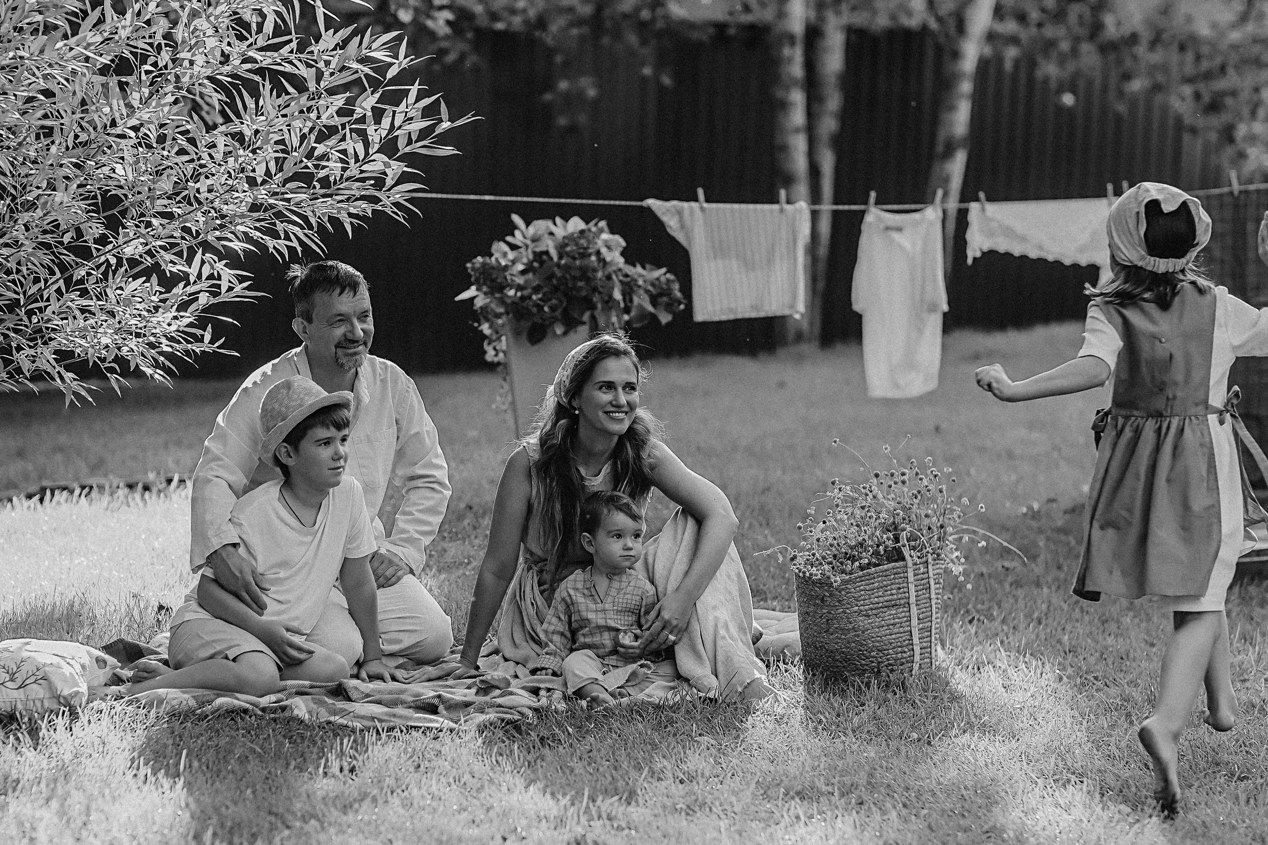 Стирка у дома. Семейный фотограф Тюмень, фотограф на роды Салмина Мария