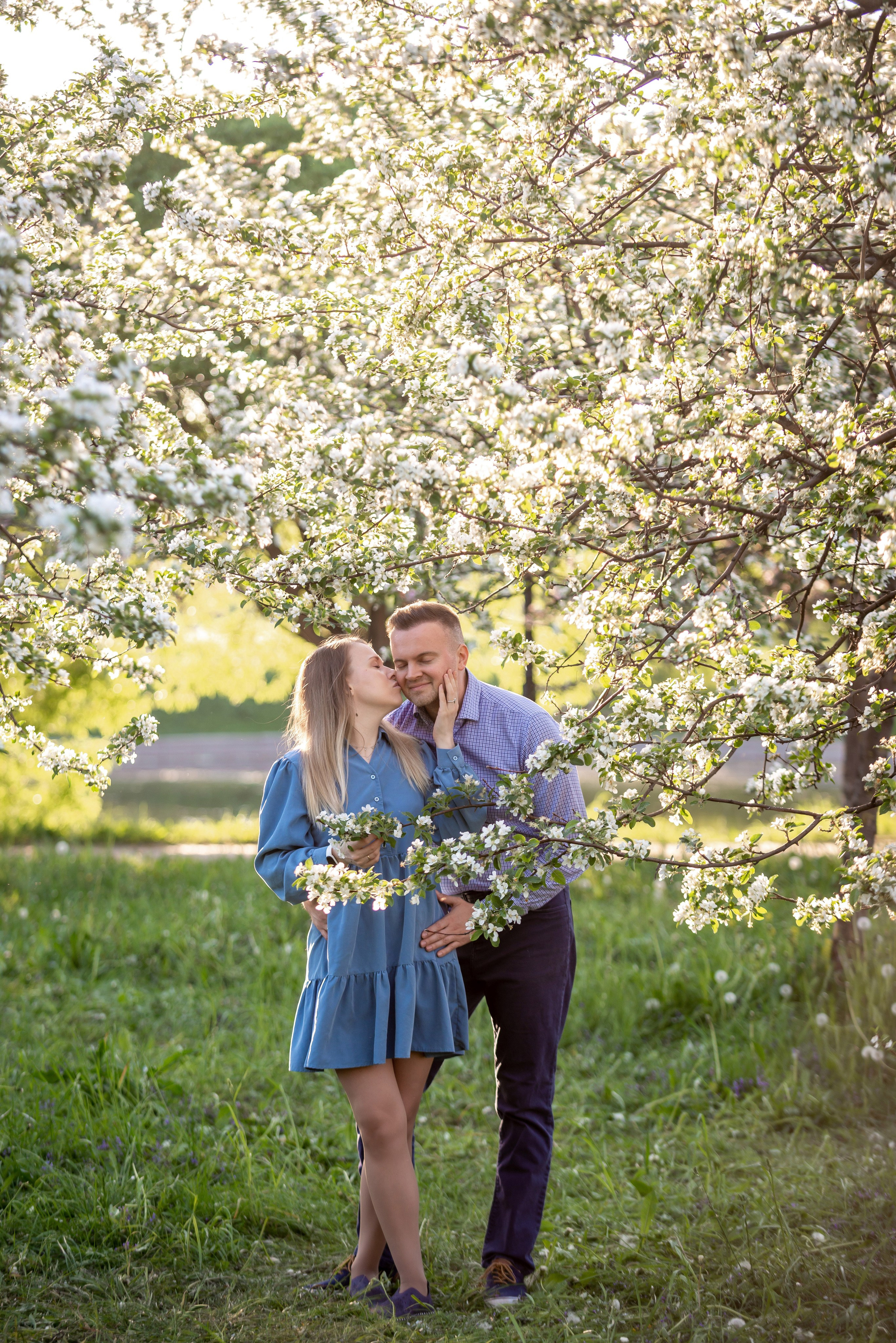 Ника и родители в розовых яблонях. Портретный, семейный и свадебный фотограф в Санкт-Петербурге и в Пушкине Ширяев Денис
