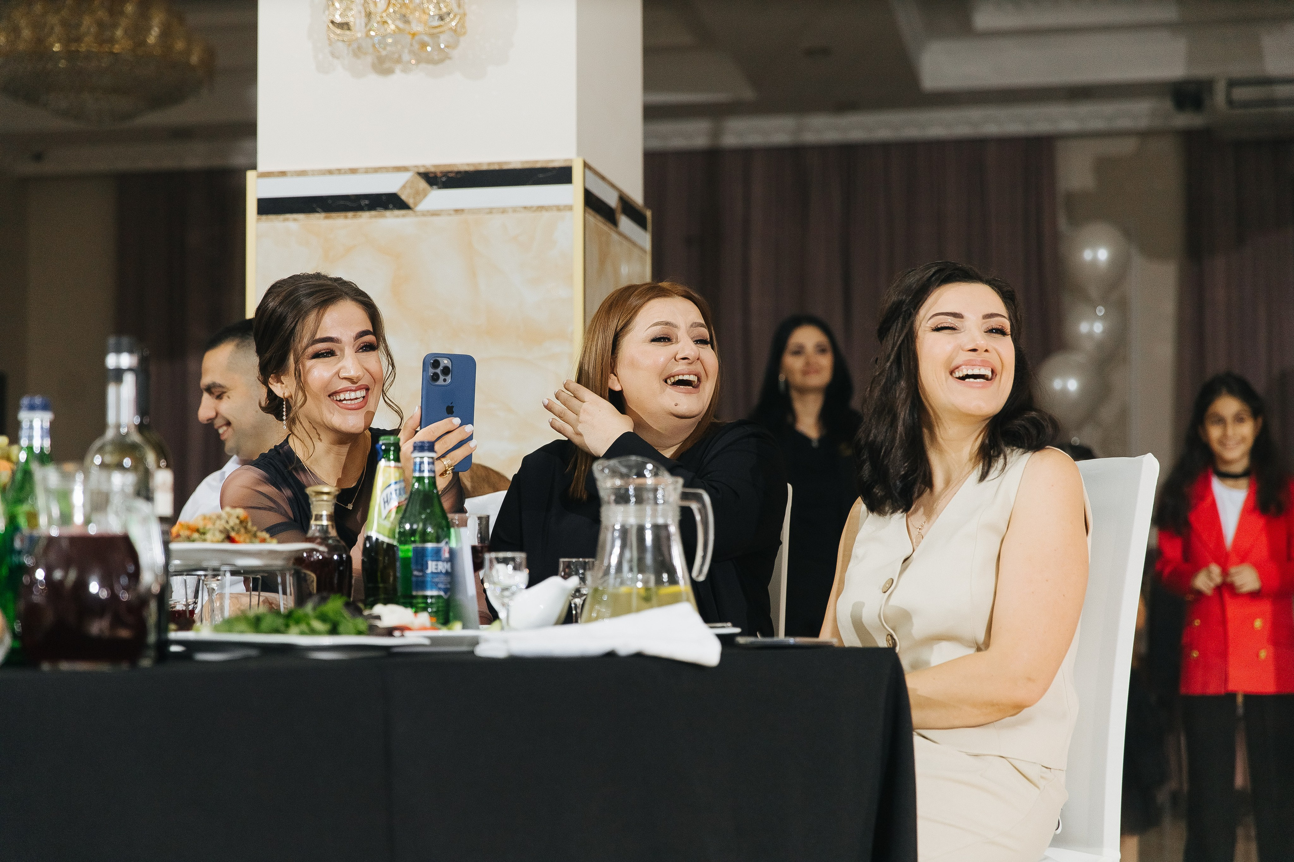 Ани и Назели. 35&5 День рождения, «Янтарь». Фотограф в Красноярске Надежда Воскресенская