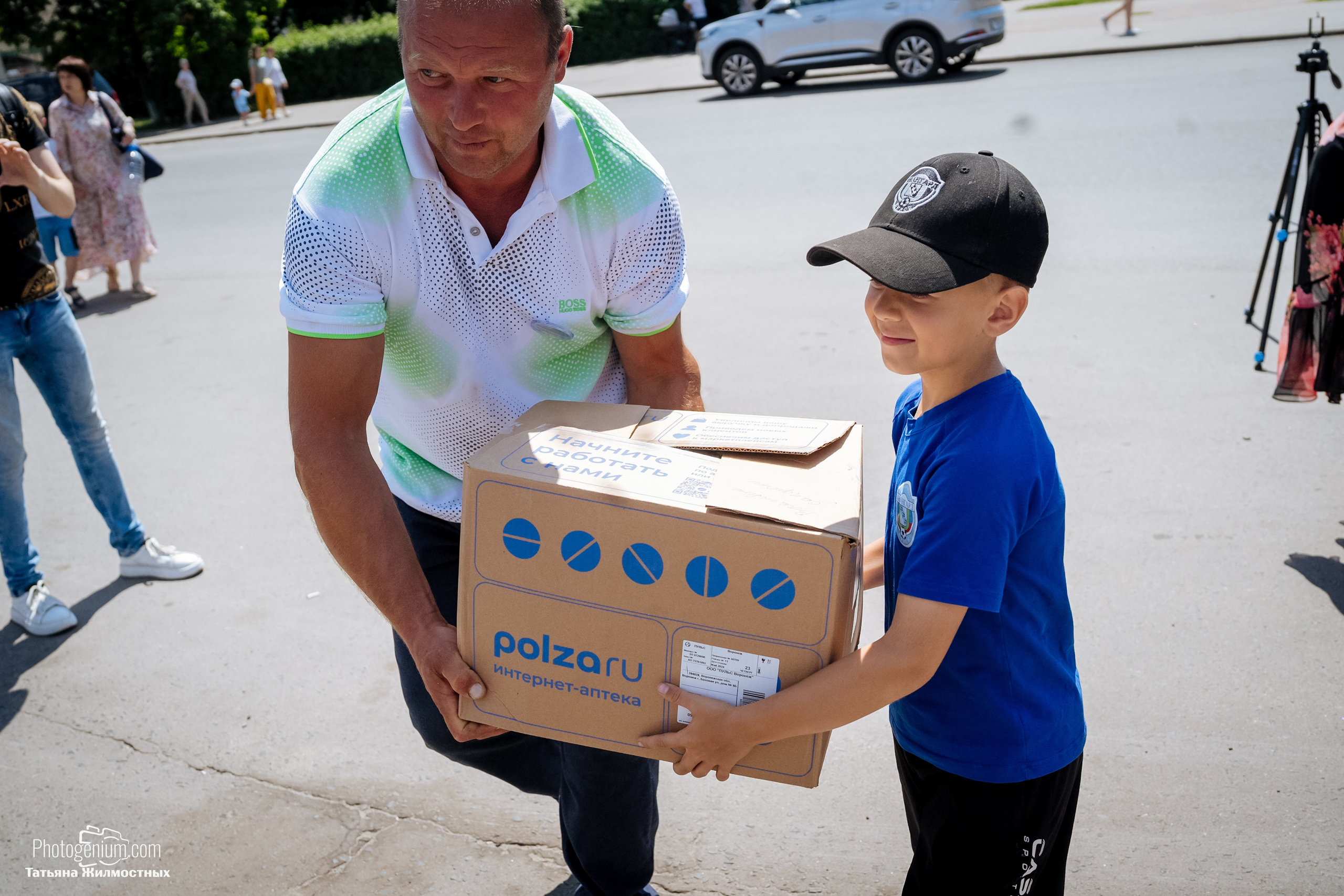 8 июня «Патриоты из Курска» сбор гуманитарной помощи у кинотеатра «Родина». Фотограф Нижний Новгород Татьяна Кейод