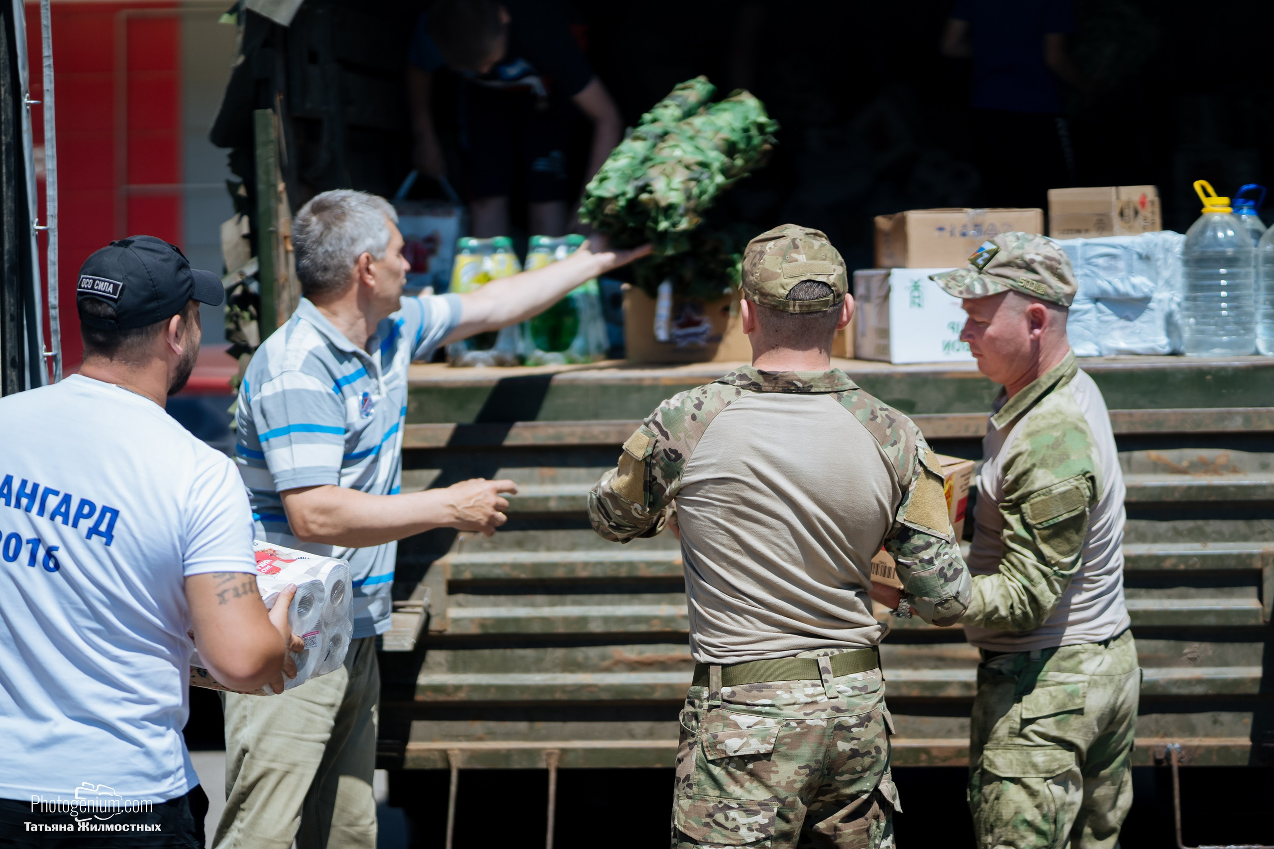 8 июня «Патриоты из Курска» сбор гуманитарной помощи у кинотеатра «Родина». Фотограф Нижний Новгород Татьяна Кейод