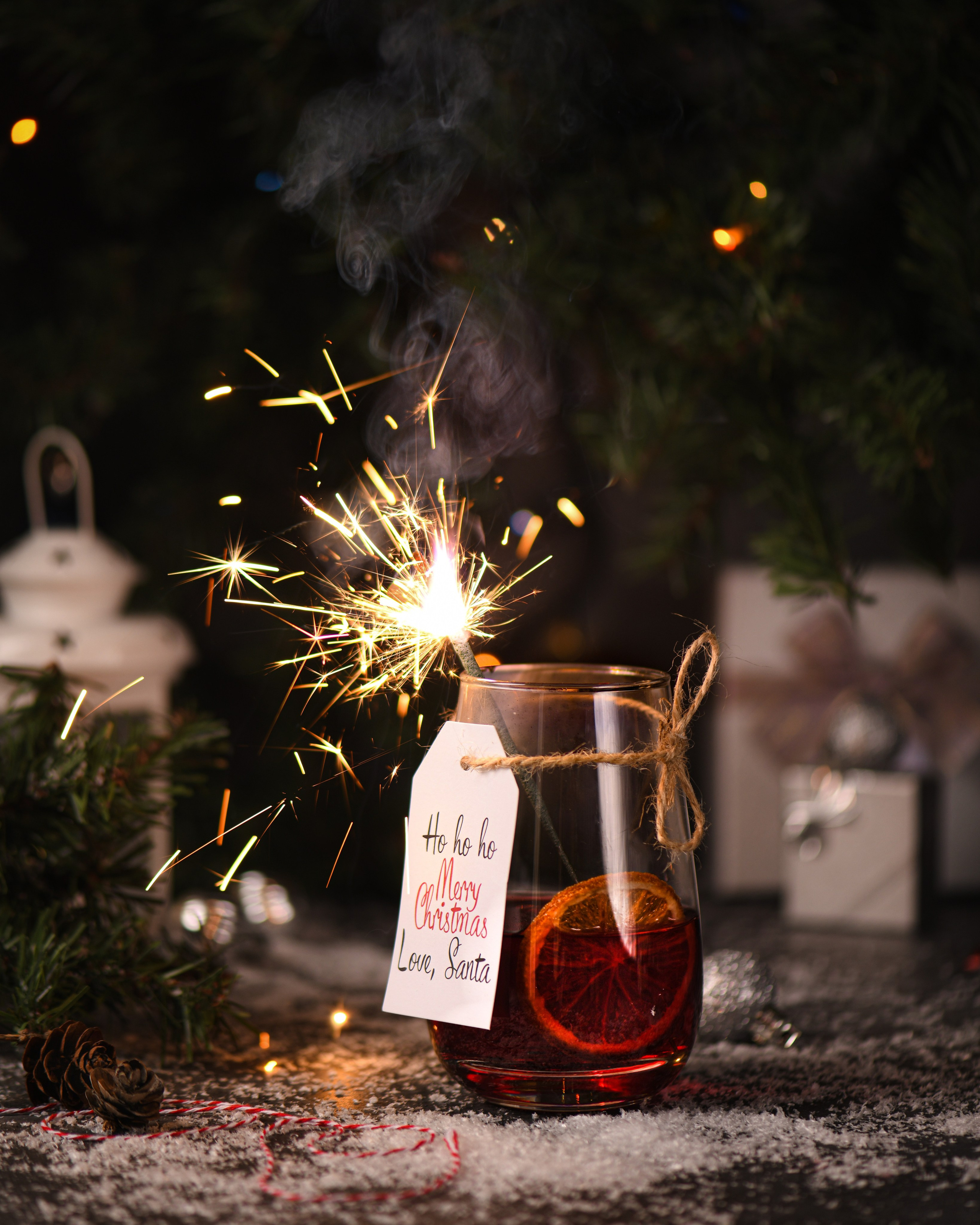 Новогодний кадр со стаканом и бенгальским огнем