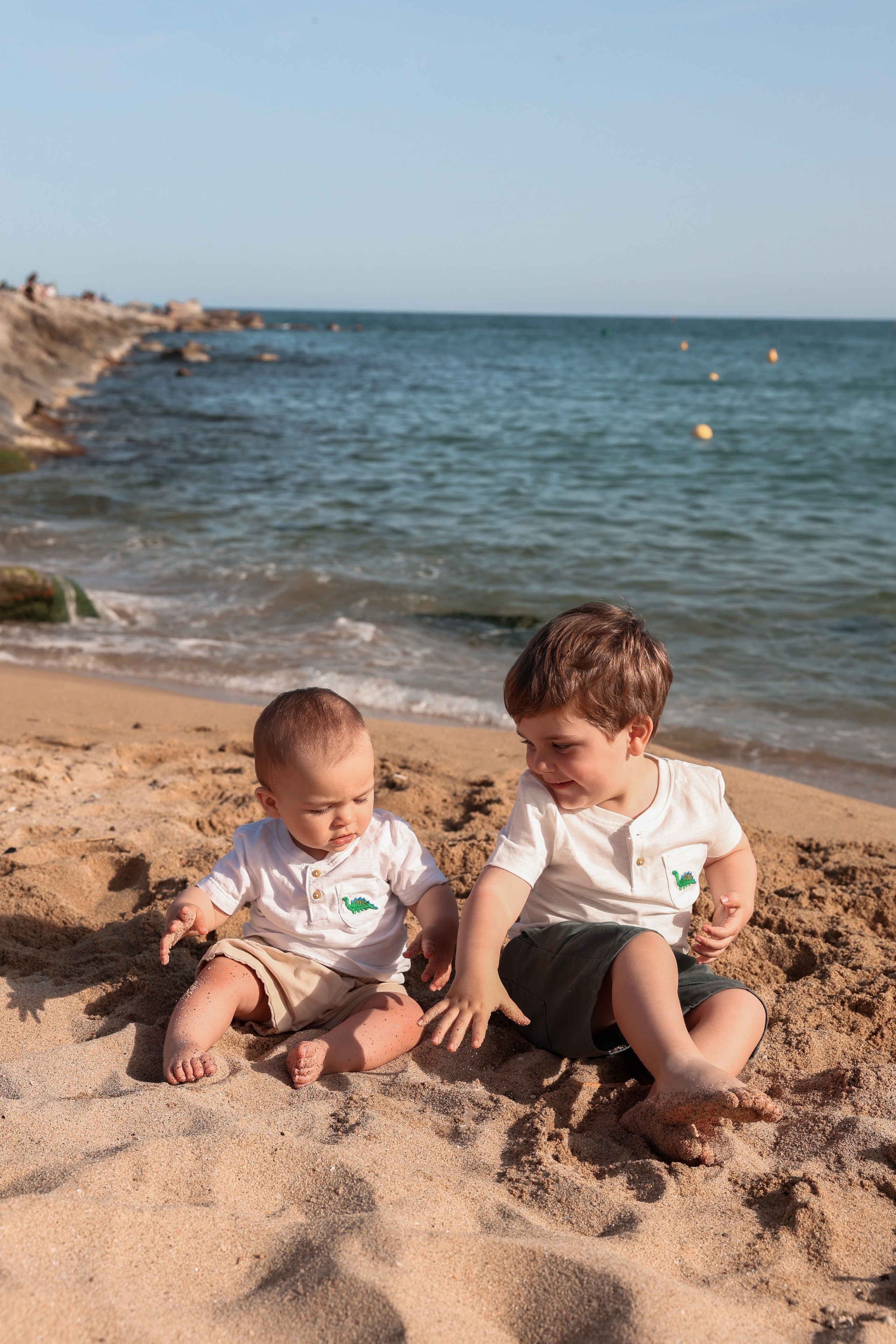 Family pizza at the sea. Natalia Zhuravleva|family, newborn, maternity photographer in Barcelona