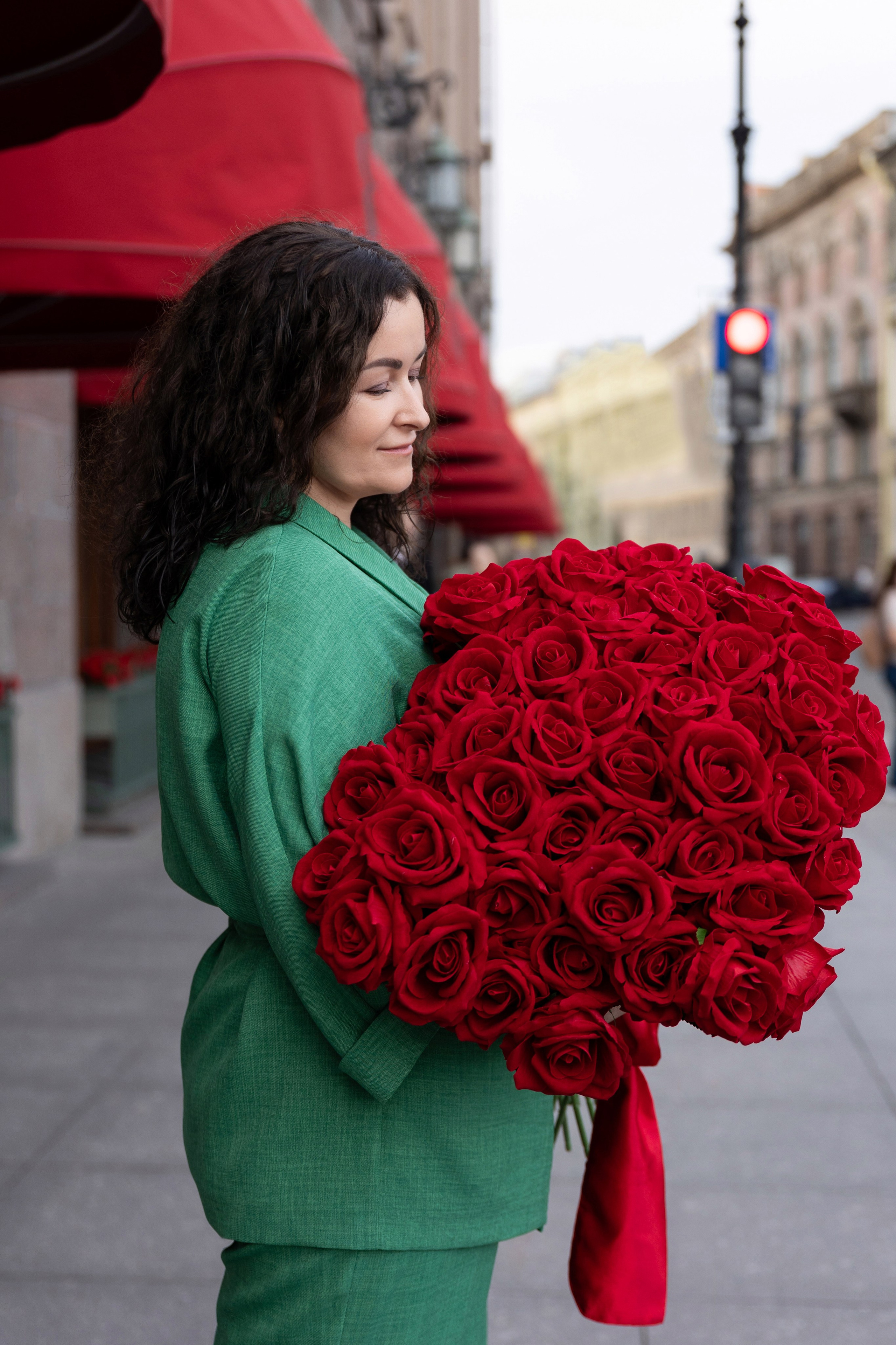 Фотопрогулка в центре с букетом красных роз. Семейный и свадебный фотограф в Санкт-Петербурге Татьяна Швыкова