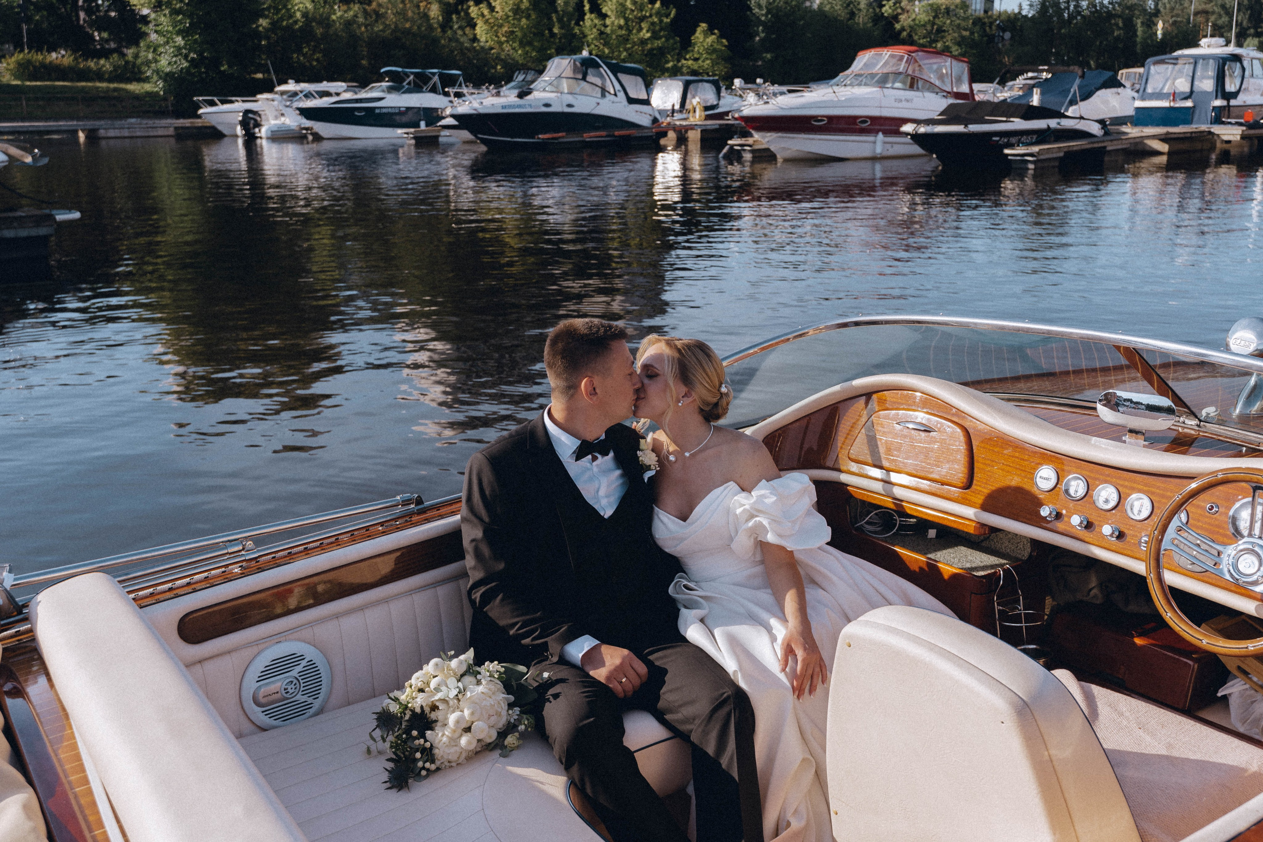 СВАДЕНБНАЯ СЬЕМКА НА КАТЕРЕ ПО КАНАЛАМ САНКТ-ПЕТЕРБУРГА И В АКВАТОРИИ НЕВЫ. Профессиональный фотограф, Санкт-Петербург — Виктория Богомолова