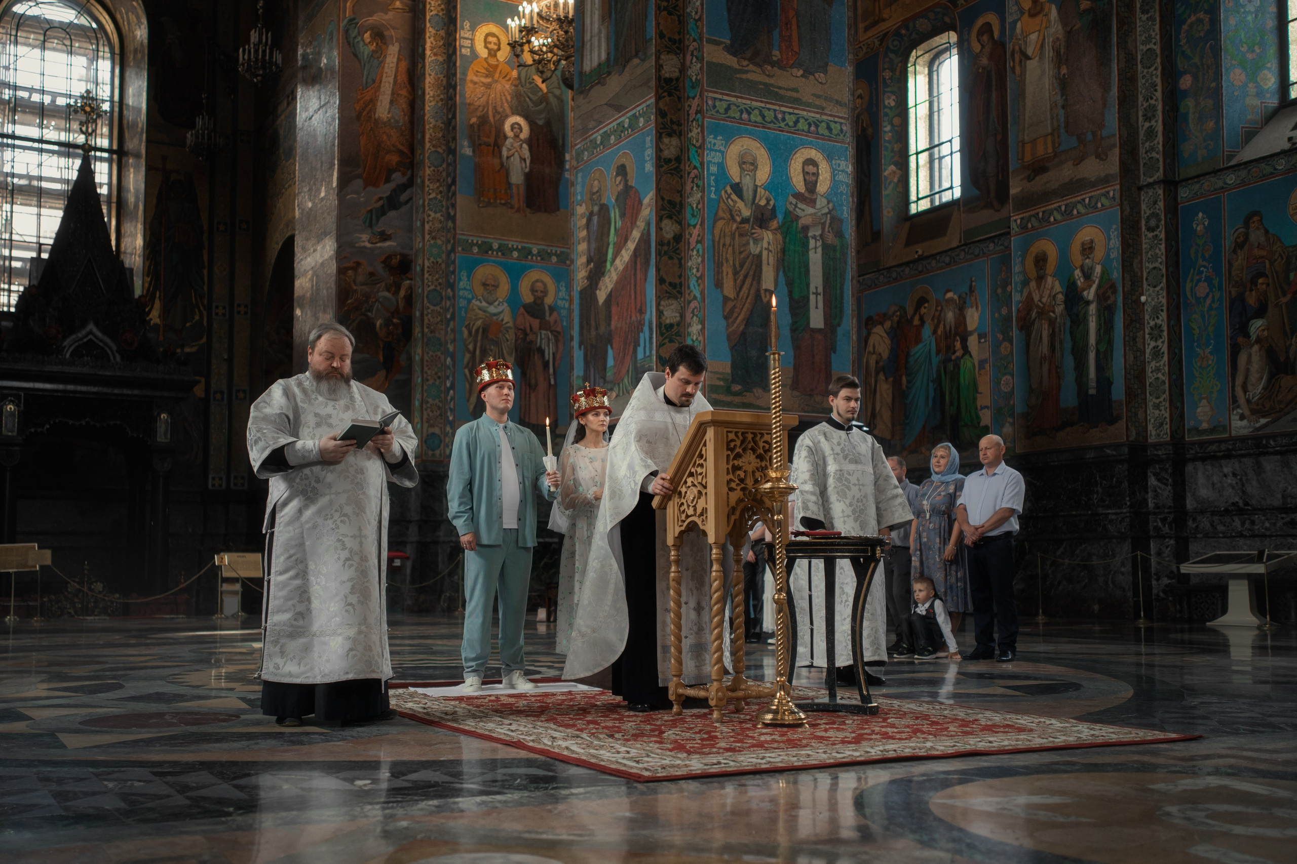 Венчание в Спасе на Крови. Фотограф на крещение и венчание, семейный фотограф в Санкт-Петербурге