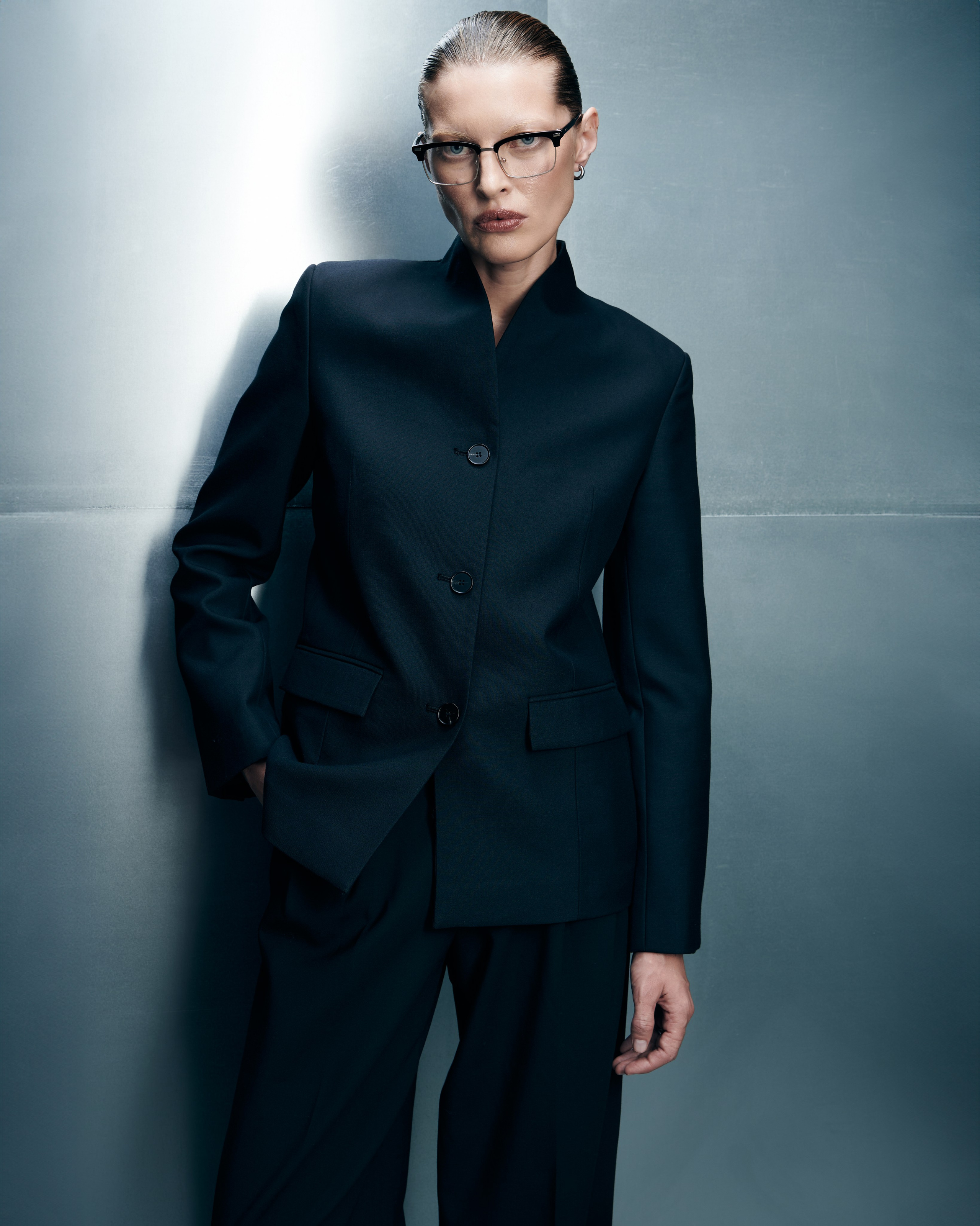 Снимаю одежду и аксессуары для молодых брендов и дизайнеров. Студийные лукбуки, каталожные съёмки, фоны, свет и атмосфера — всё под концепцию проекта. Помогаю выстроить грамотный сетап, понимаю стилистику и задачу. Также работаю гафером — знаю, как выжать максимум из света.