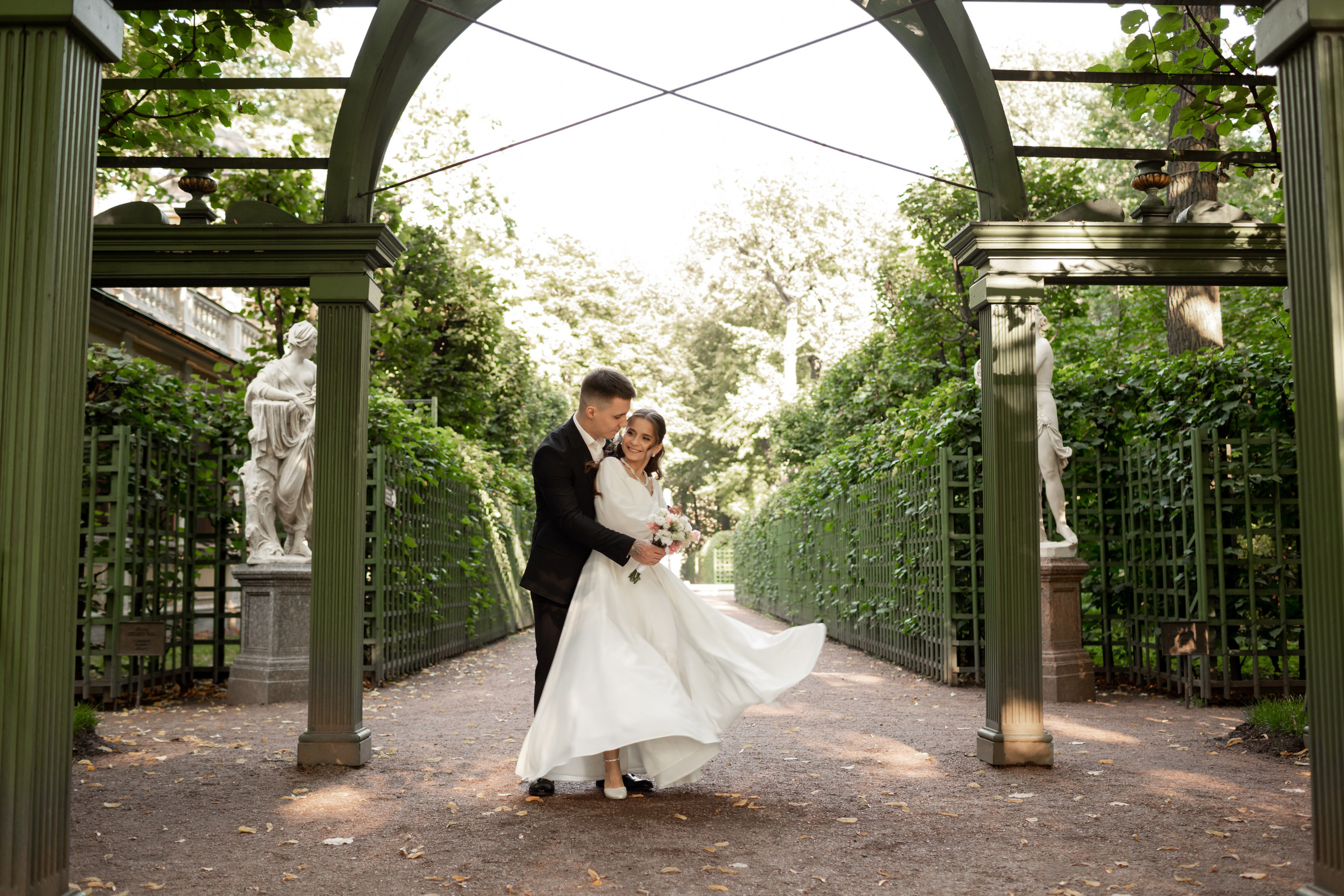 Жених и невеста танцуют в Летнем саду.