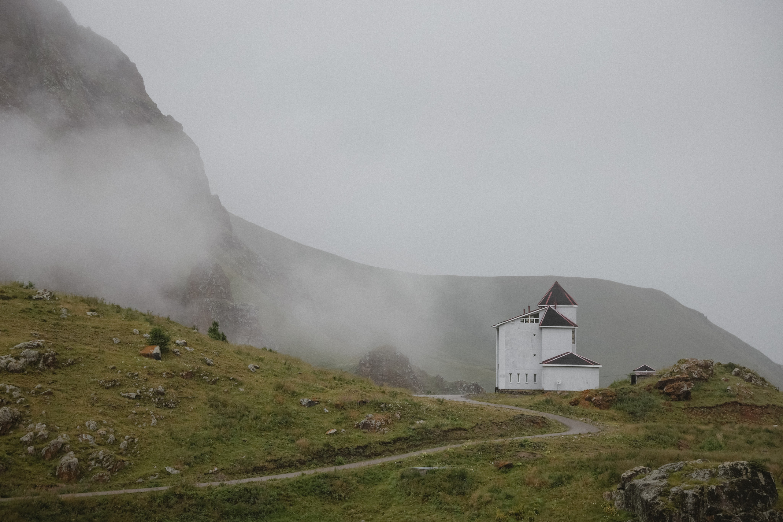Утро невесты в глэмпинге свадебная фотосессия на Джилы-Су Приэльбрусье. Свадебный, репортажный и портретный фотограф Сочи, Краснодар. Александра Зайцева