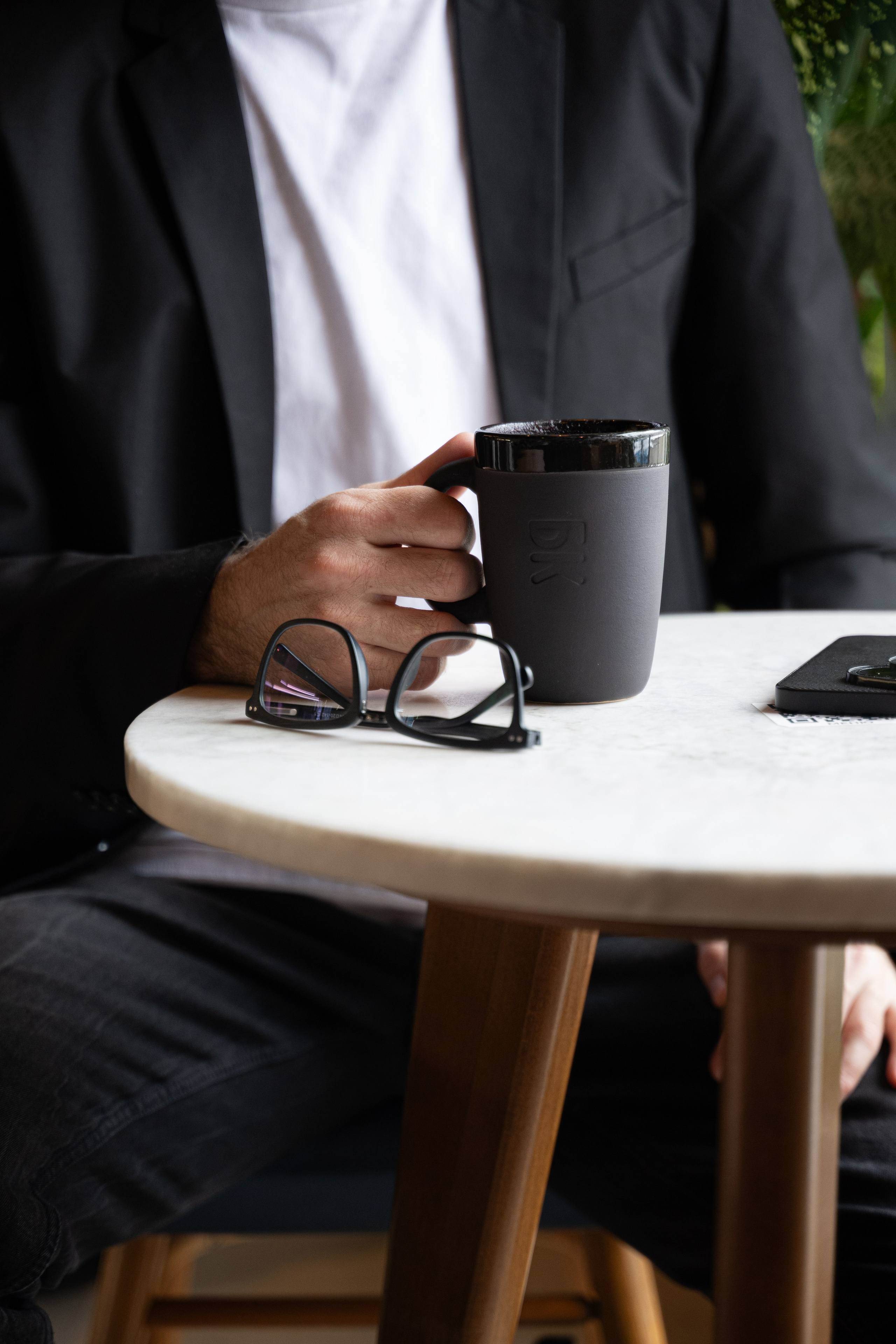 Красавчик в кафе. Главная