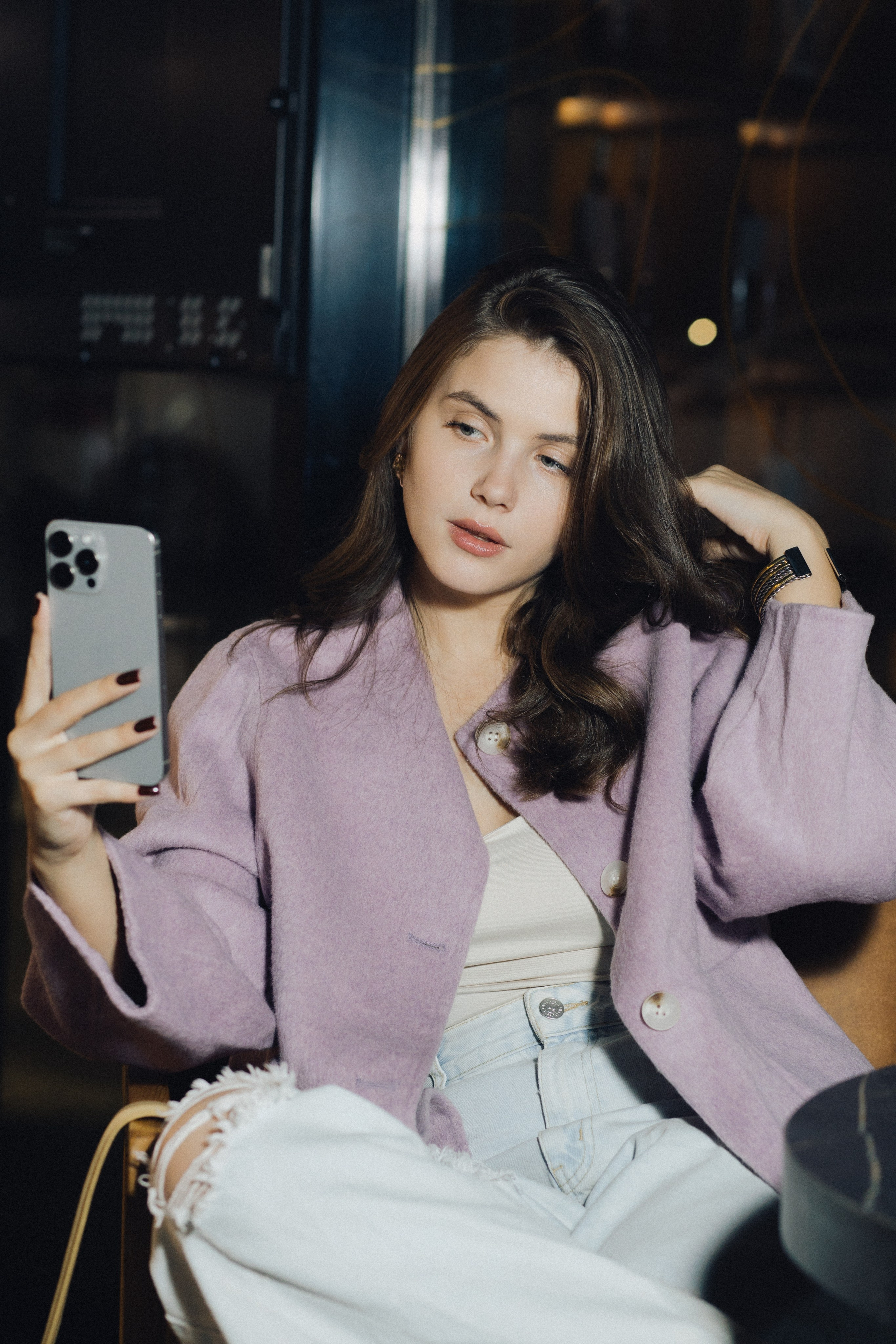 Девушка делает селфи в зеркале в интерьере винного бара, сиреневый аутфит. Фотограф в Пензе Александра Овечкина