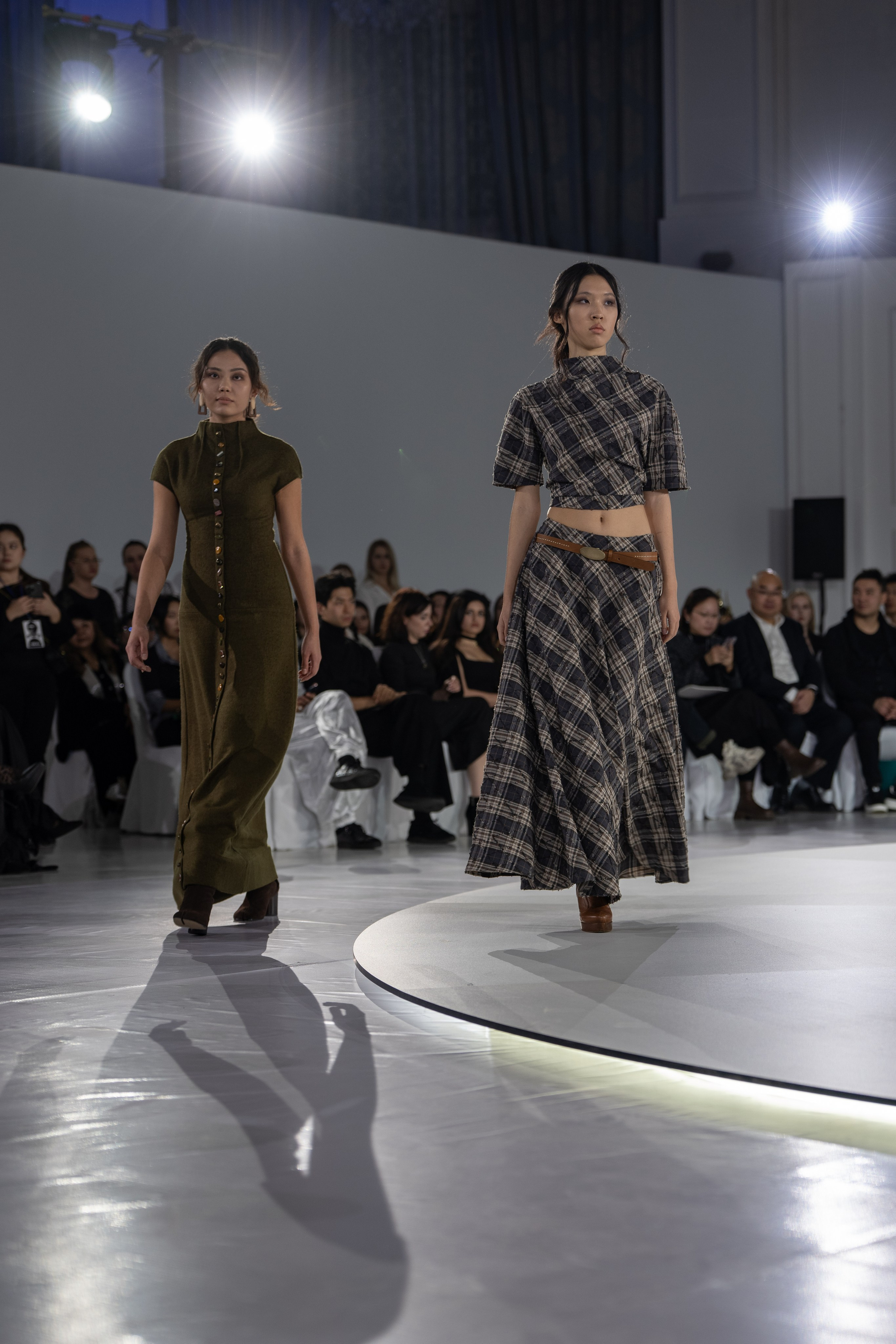 Design August. Сайт Алматинского НЮ АРТ, будуар и фэшн фотографа Дениса Карпенко