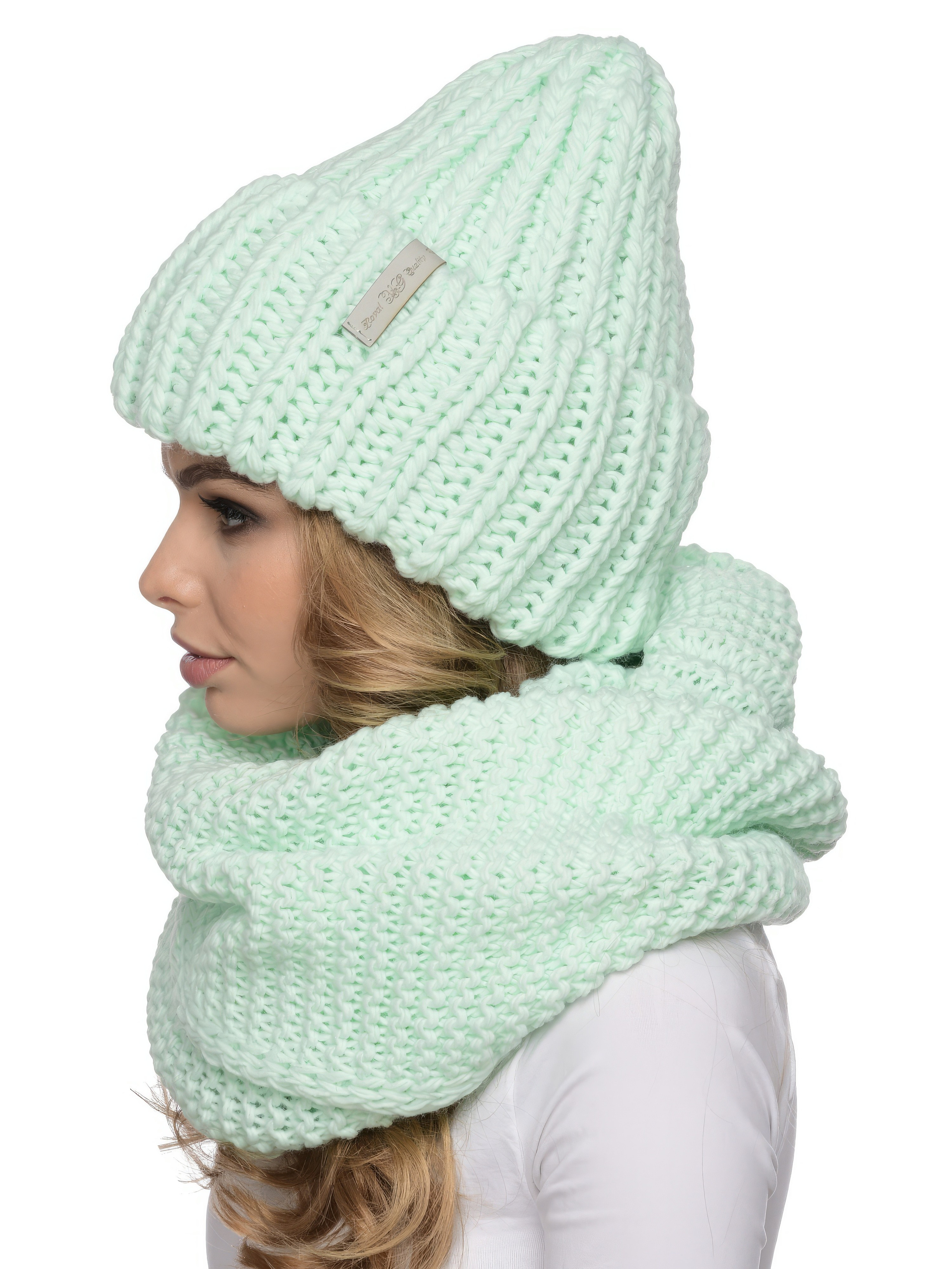 Съёмка шапки на модели