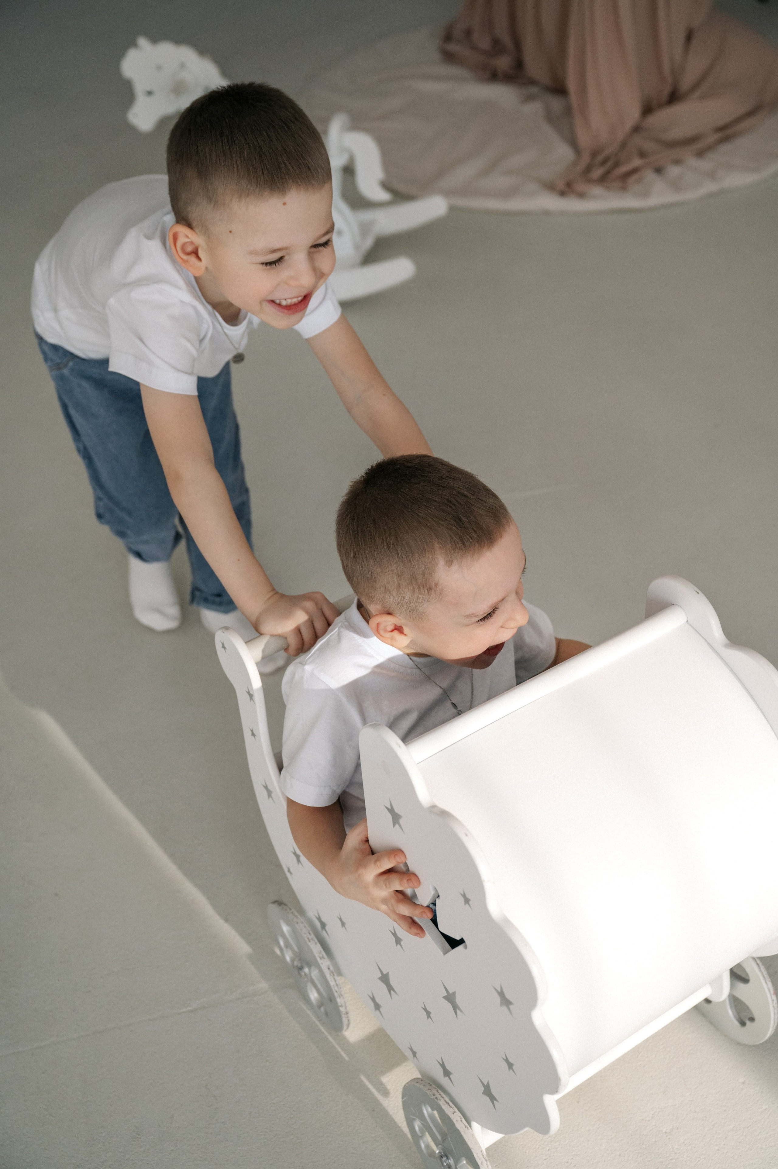 Семейная фотосессия мамы с сыновьями в фотостудии в Королёве. Свадебный и семейный фотограф Виктория Носачёва. Щелково, Москва и МО