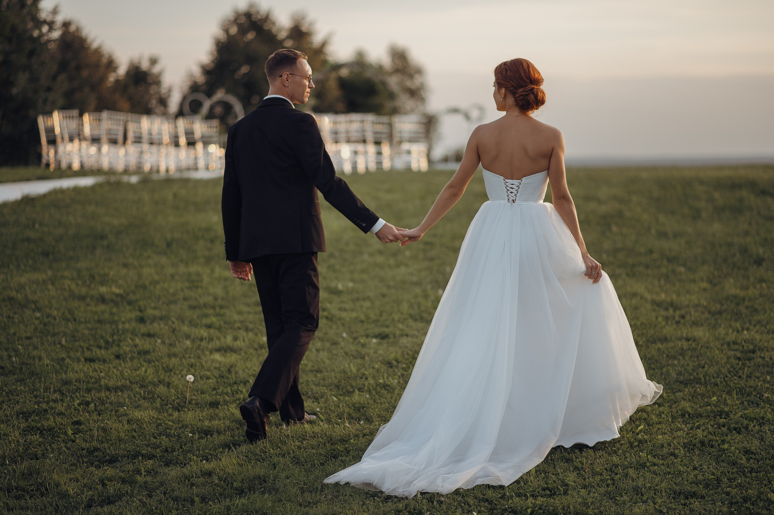 Фотографии молодоженов на заднем плане заката