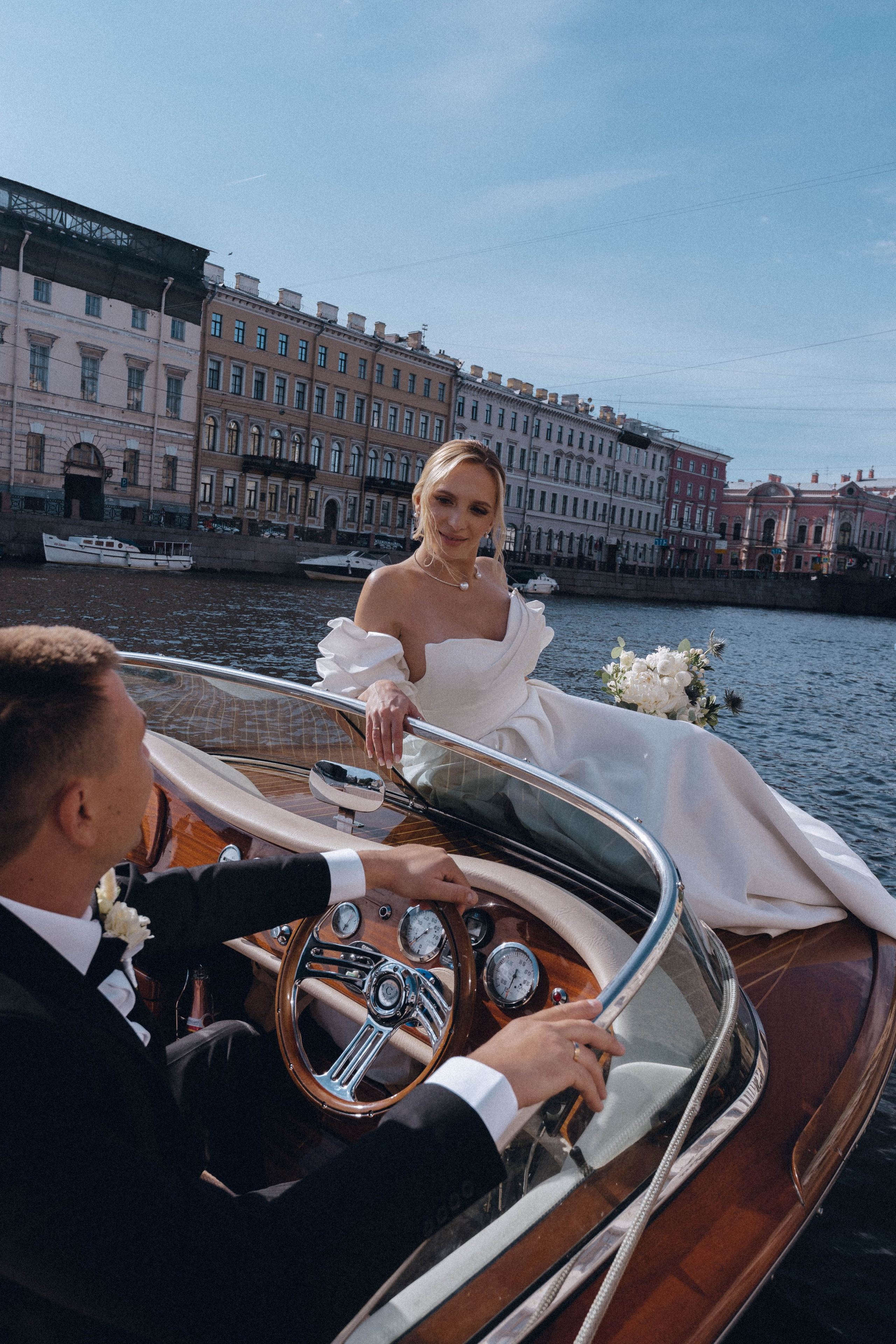 СВАДЕНБНАЯ СЬЕМКА НА КАТЕРЕ ПО КАНАЛАМ САНКТ-ПЕТЕРБУРГА И В АКВАТОРИИ НЕВЫ. Профессиональный фотограф, Санкт-Петербург — Виктория Богомолова