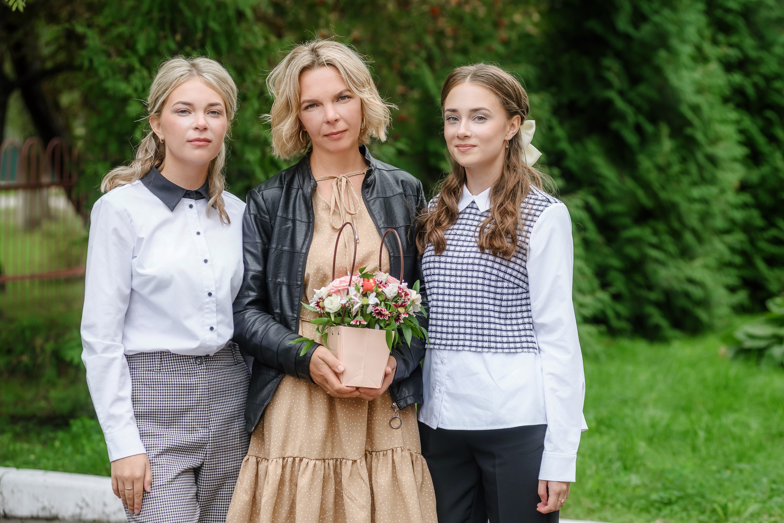 Линейка 11-е классы 2023. Фотограф Галина Лисанова, г. Брянск