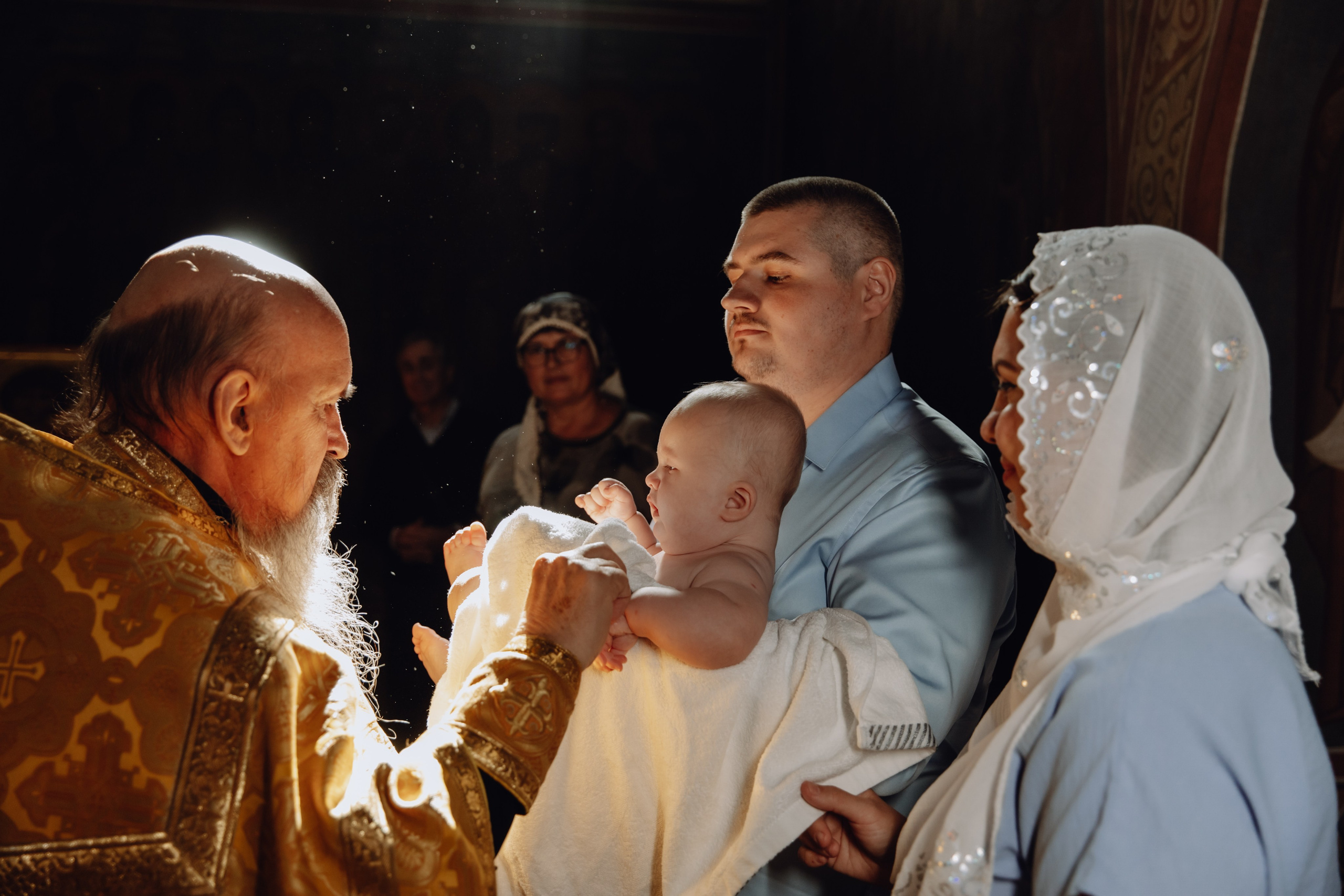 Таинство крещения в Холках. Фотограф Максим Никонов