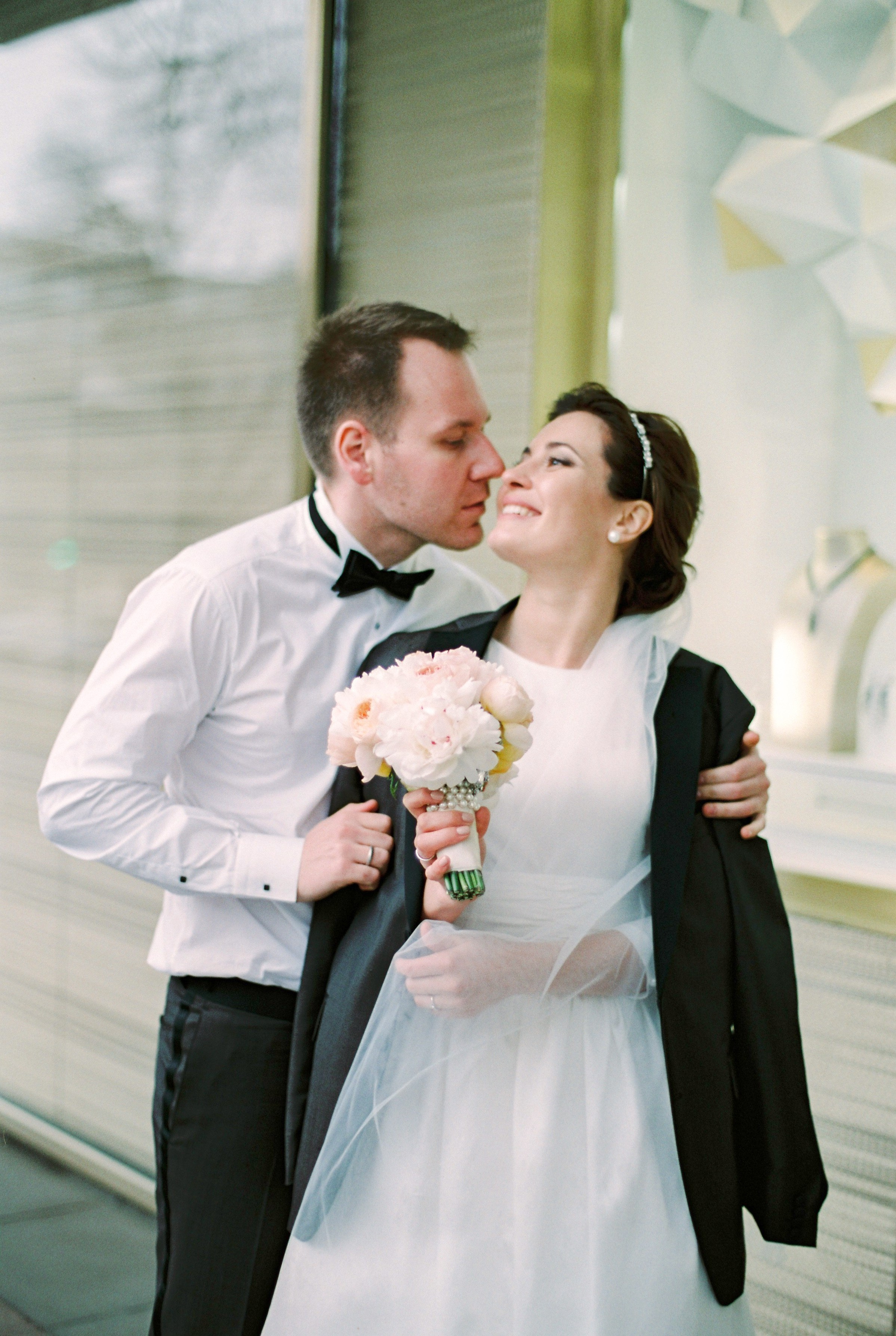 Стильная свадьба на плёнку в центре Москвы, плёночный фотограф Москва