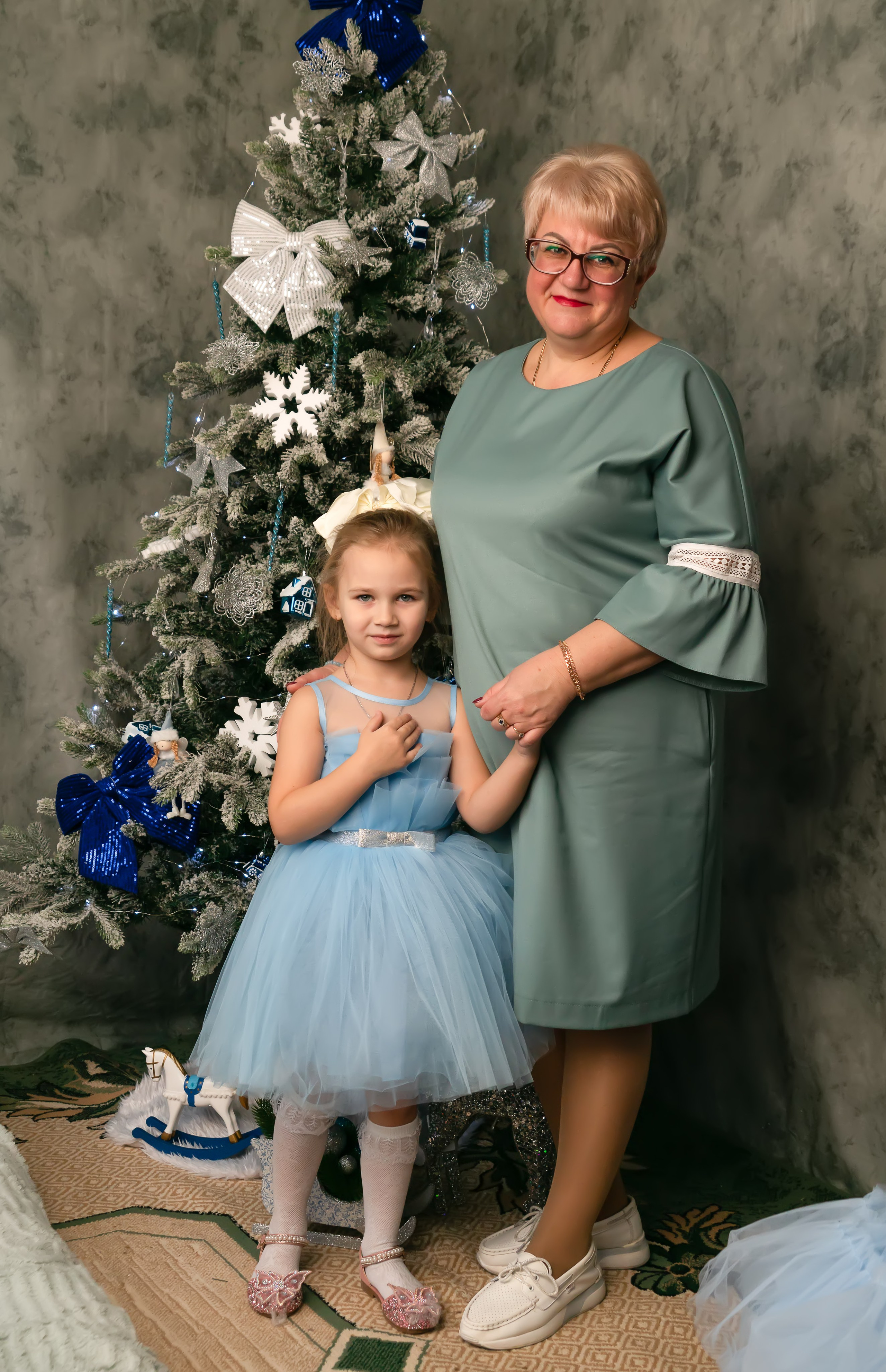 Бабушка и 2 сестренки- Новый год. Семейный и детский фотограф Тула Ясногорск Тульская область Надежда Кукушкина