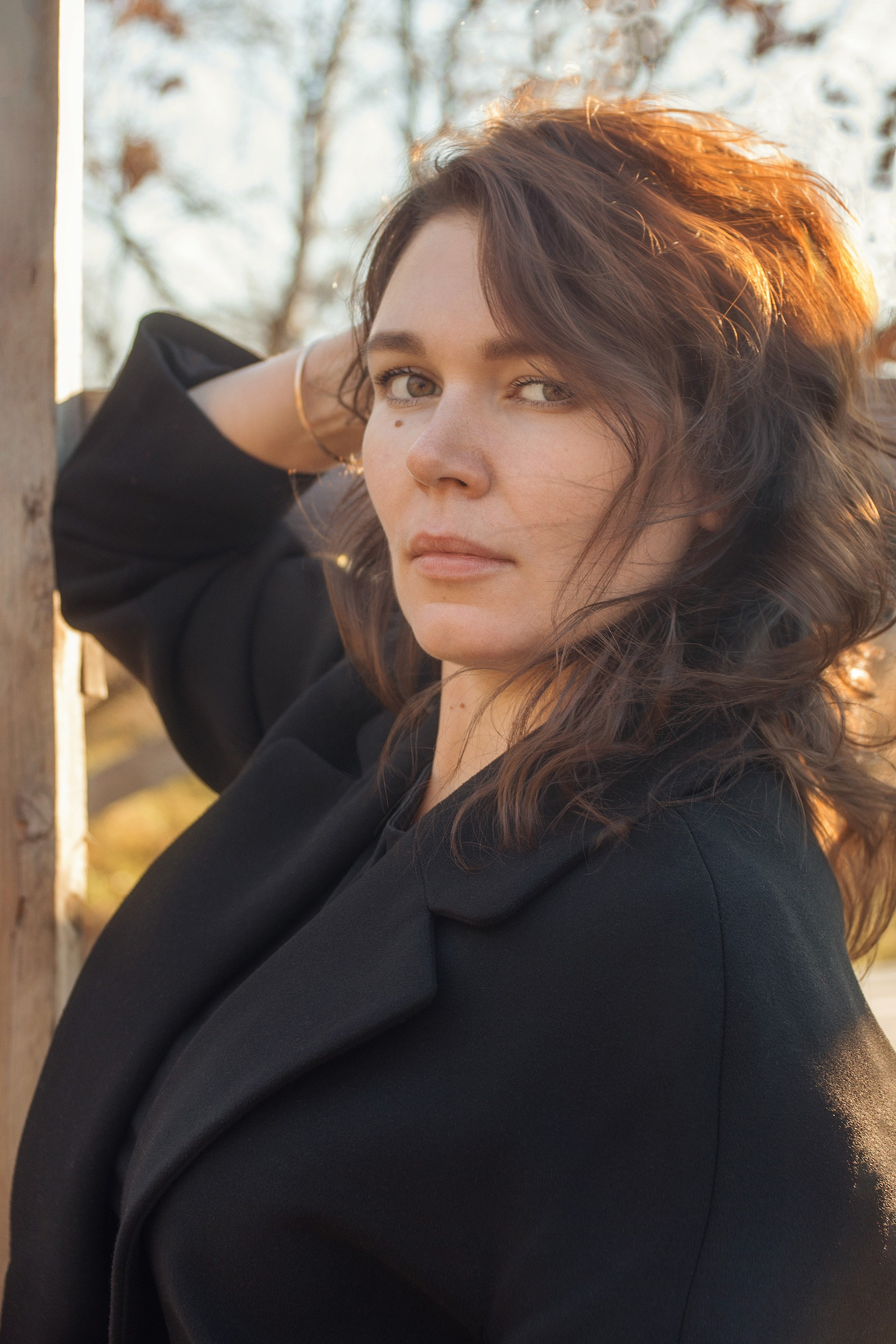 Женский портрет, фотография для аватарки. Красивая девушка в черном пальто. Фотосессия на природе, Хабаровск.