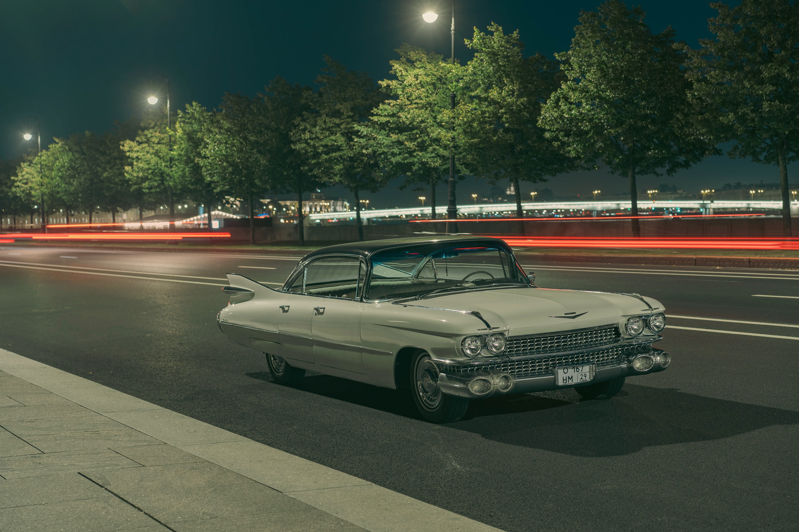 adillac DeVille 1959— не просто машина, а главный герой, затерявшийся во времени. Он прибыл из солнечного Лас-Вегаса в туманный и загадочный Петербург. Ночь, туман с Невы, мокрая брусчатка и неоновая подсветка создают идеальные декорации для этой драмы. Это история о ночном денди, о встрече двух эпох и культур.