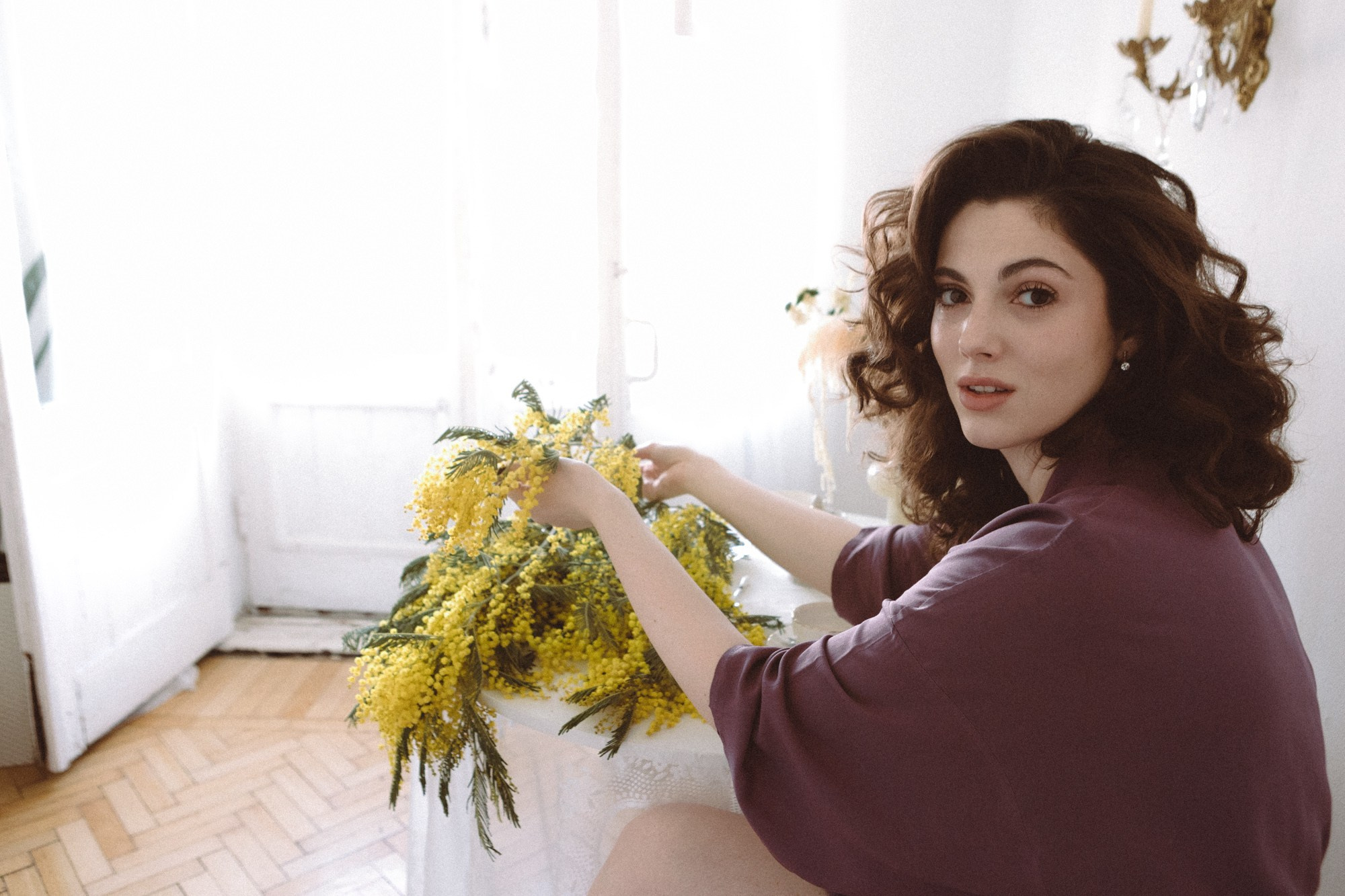 Портретный фотограф в Москве Калагина Светлана. Фотосессия девушки в сталинской высотке с мимозой. 