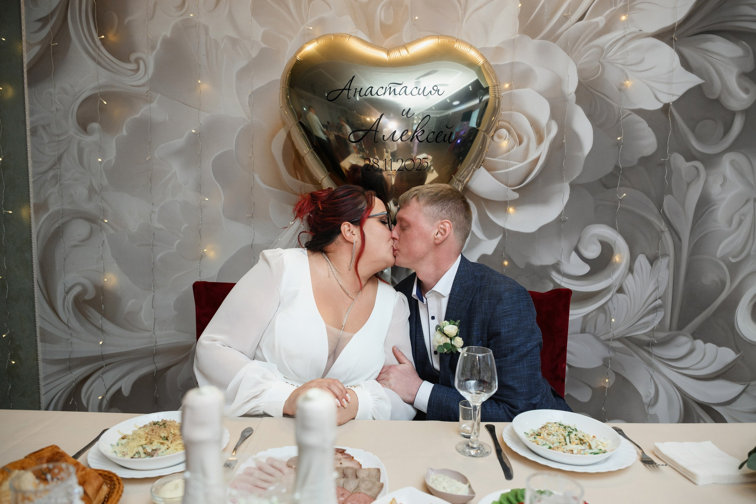 Фотографии свадьбы в Петропавловске-Камчатском на фоне заснеженных вулканов. Свадебная фотосессия в суровых и прекрасных условиях Камчатки. Профессиональная съемка церемонии и первого семейного торжества. Яркие и эмоциональные кадры свадьбы с видами на Авачинскую бухту. Стоимость и детали организации свадебной фотосессии в Петропавловске-Камчатском.