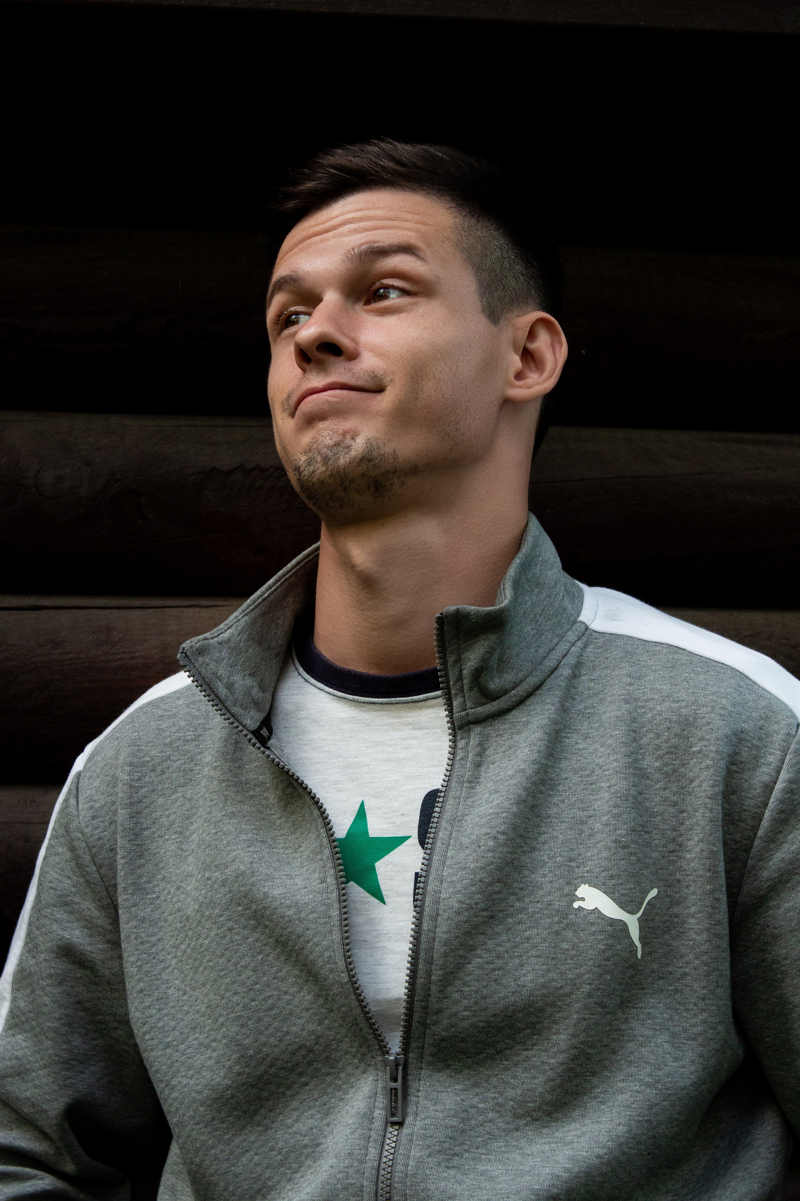 Эмоциональное фото парня