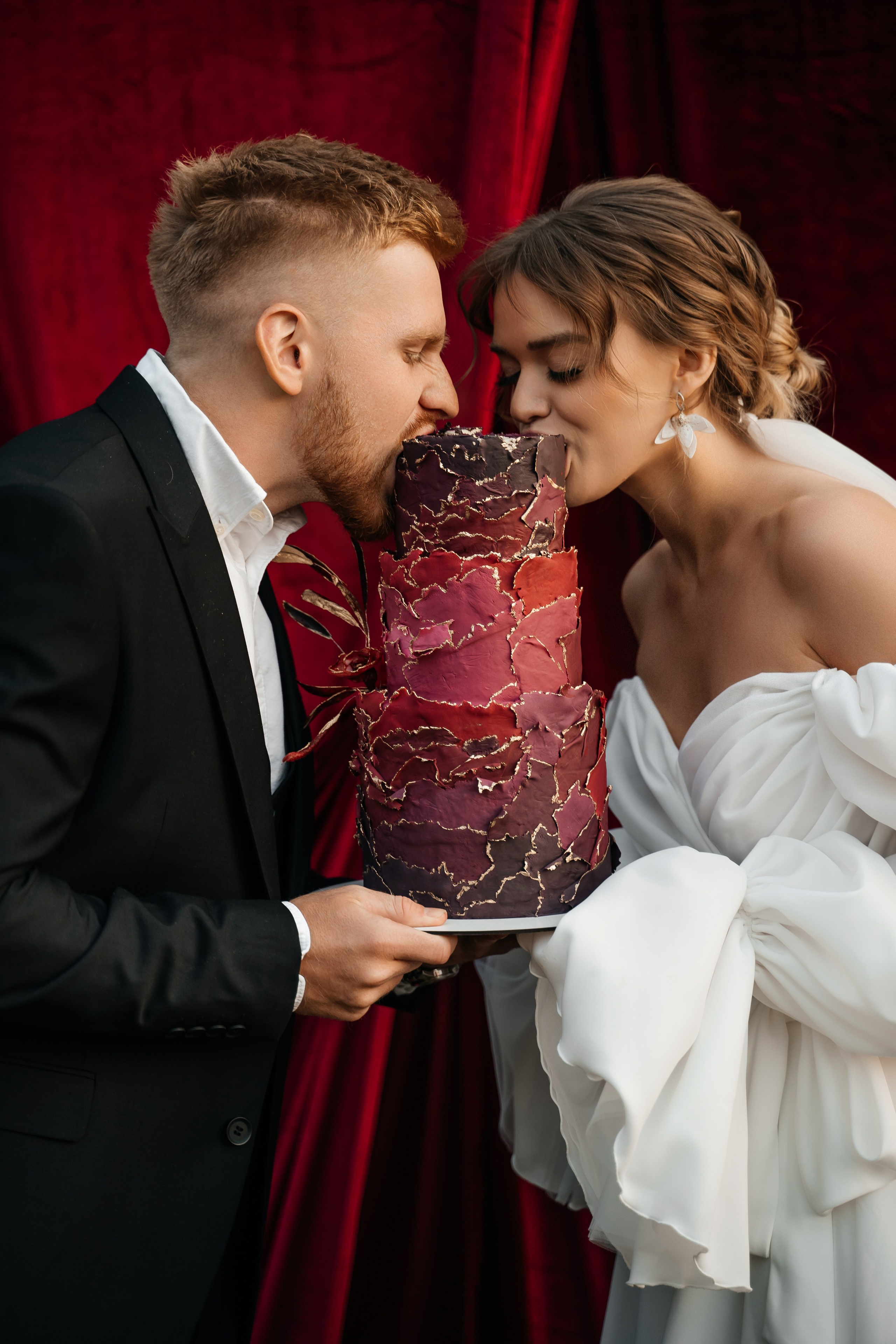 Свадебная церемония на фотозоне из красного бархата. Свадебный фотограф Елена Рякина