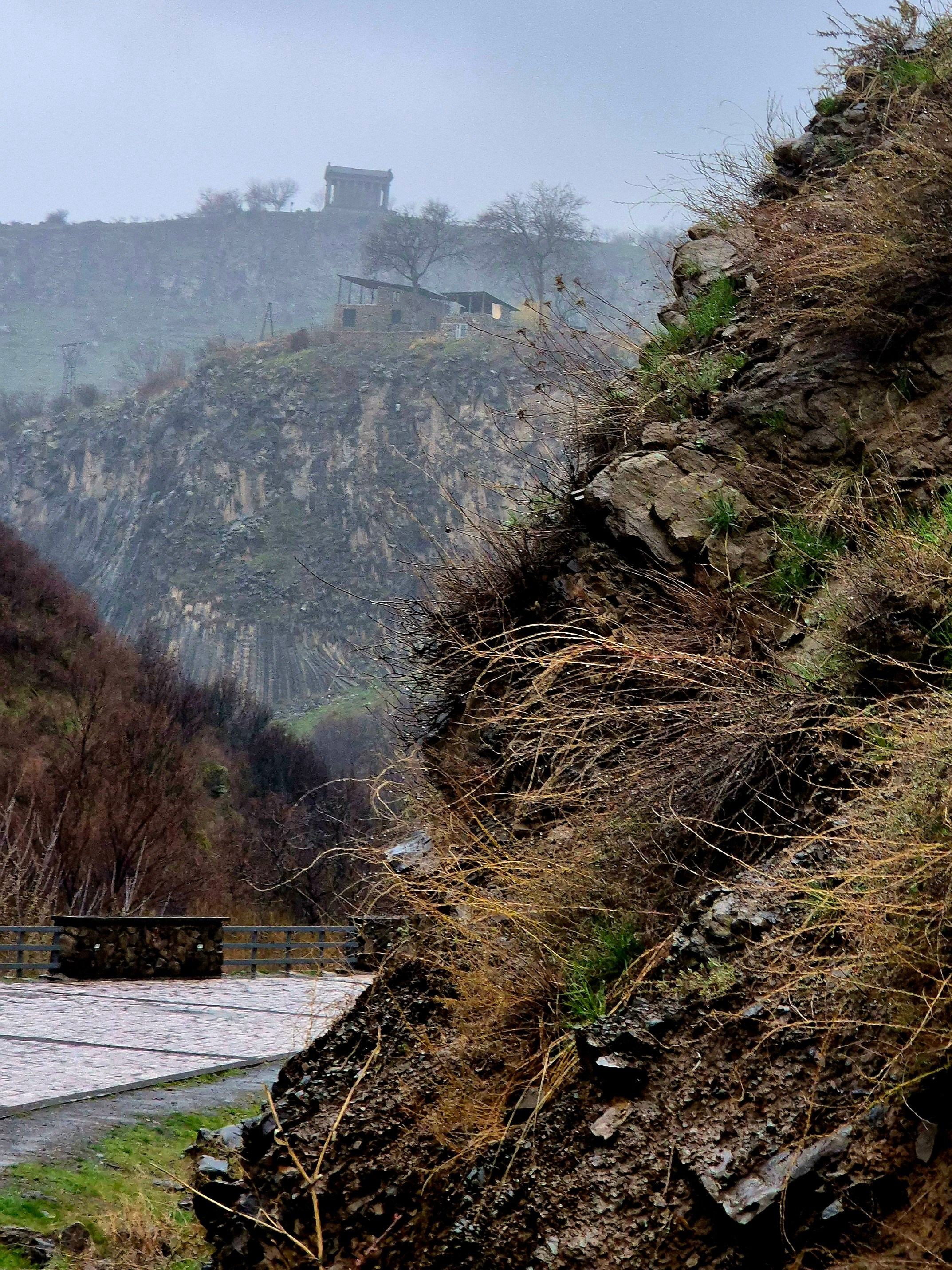 На горе возвышается храм Гарни, от которого в мае мы пытались дойти вниз пешком, но змея нам преградила путь