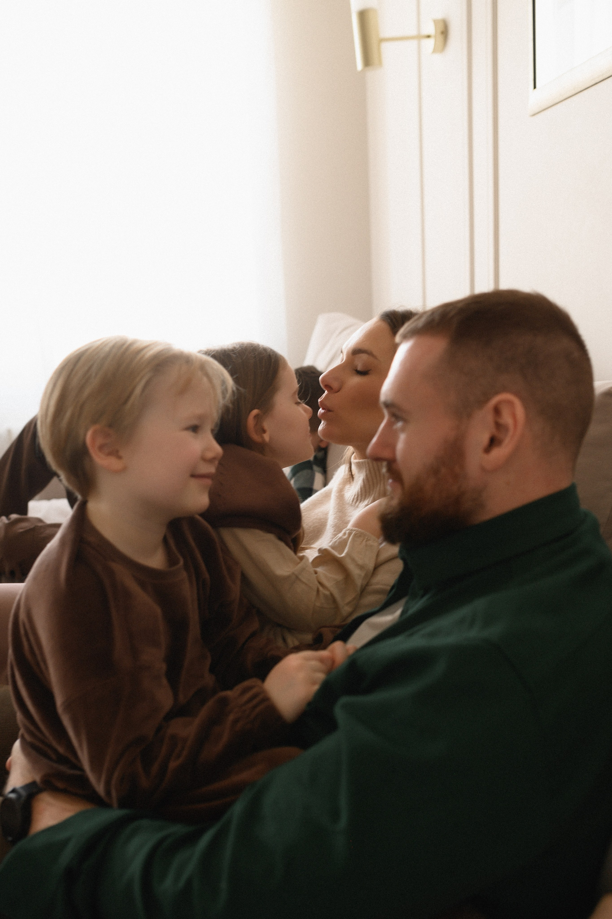 Валентин, Ирина, Евсей, Кира и Агата дома. Семейный и свадебный lifestyle-фотограф в Москве Мария Петрова