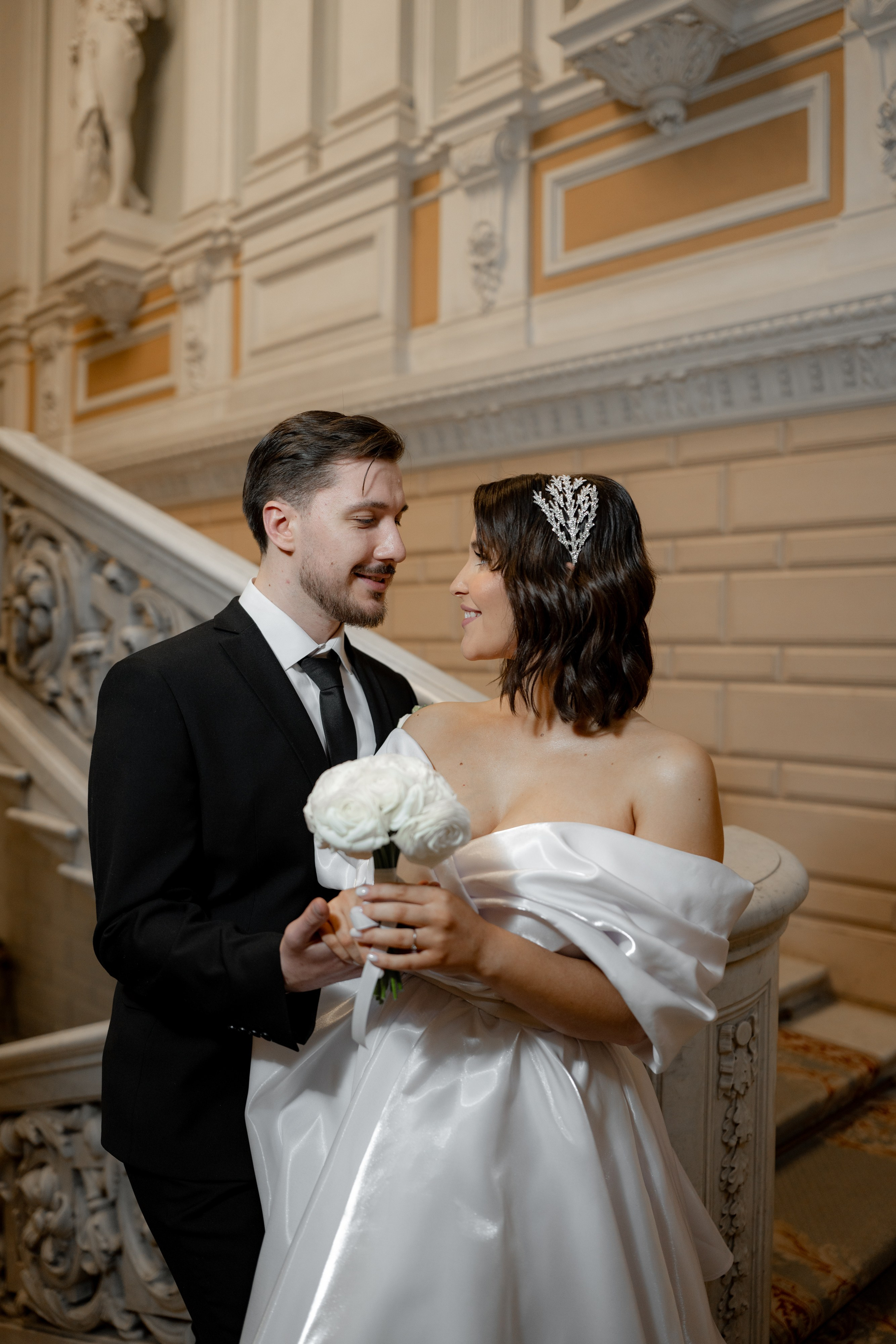 Свадебная фотосессия на Вокзале и рядом с Исаакиевским собором. Свадебный фотограф Александр Невский в Санкт-Петербурге