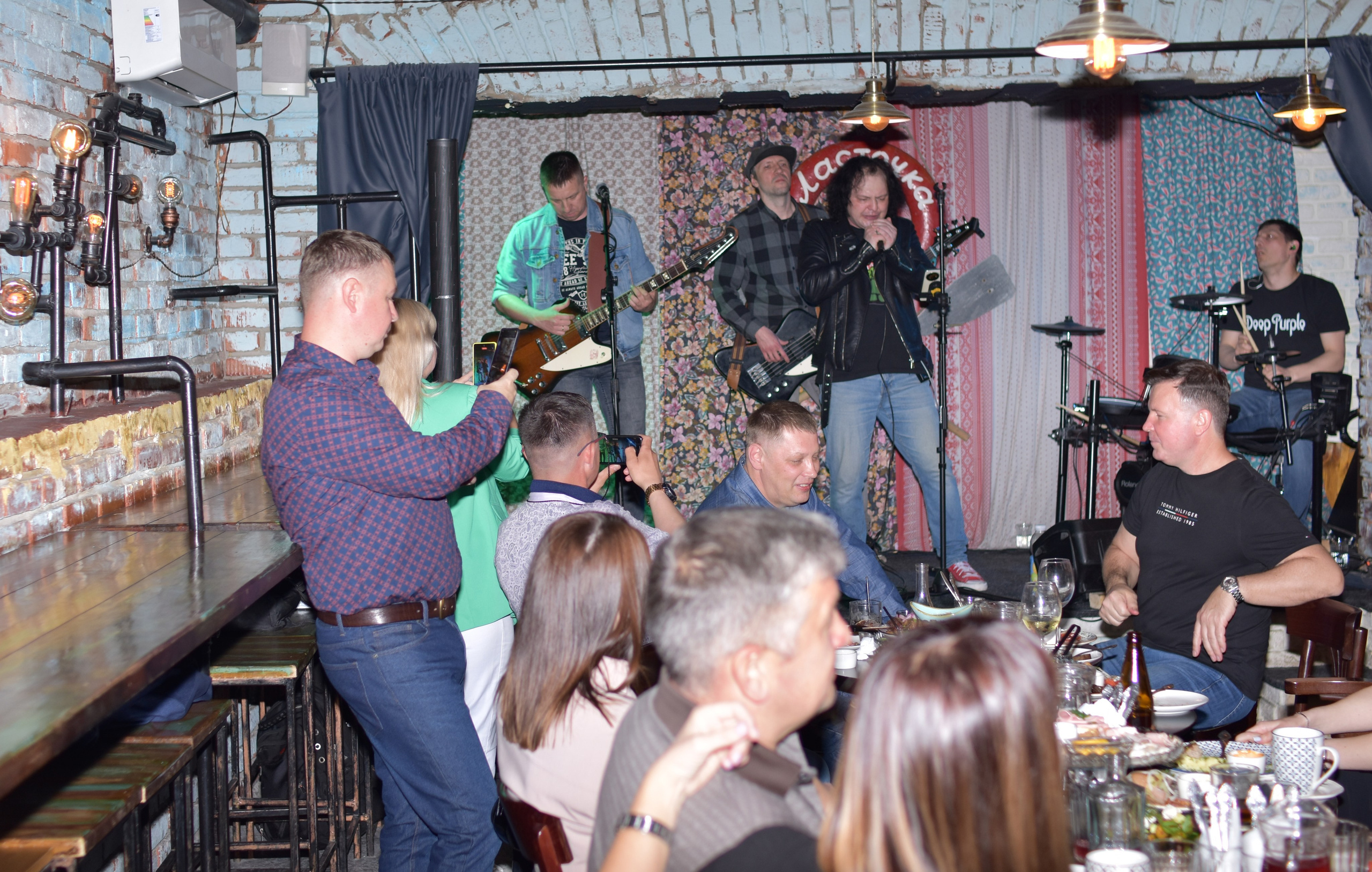 Hard Rock Cafe — Торжественный праздник дня рождения. Фотограф Владивосток (художественный портрет, празднование, торжество, мероприятие, фотопрогулка)