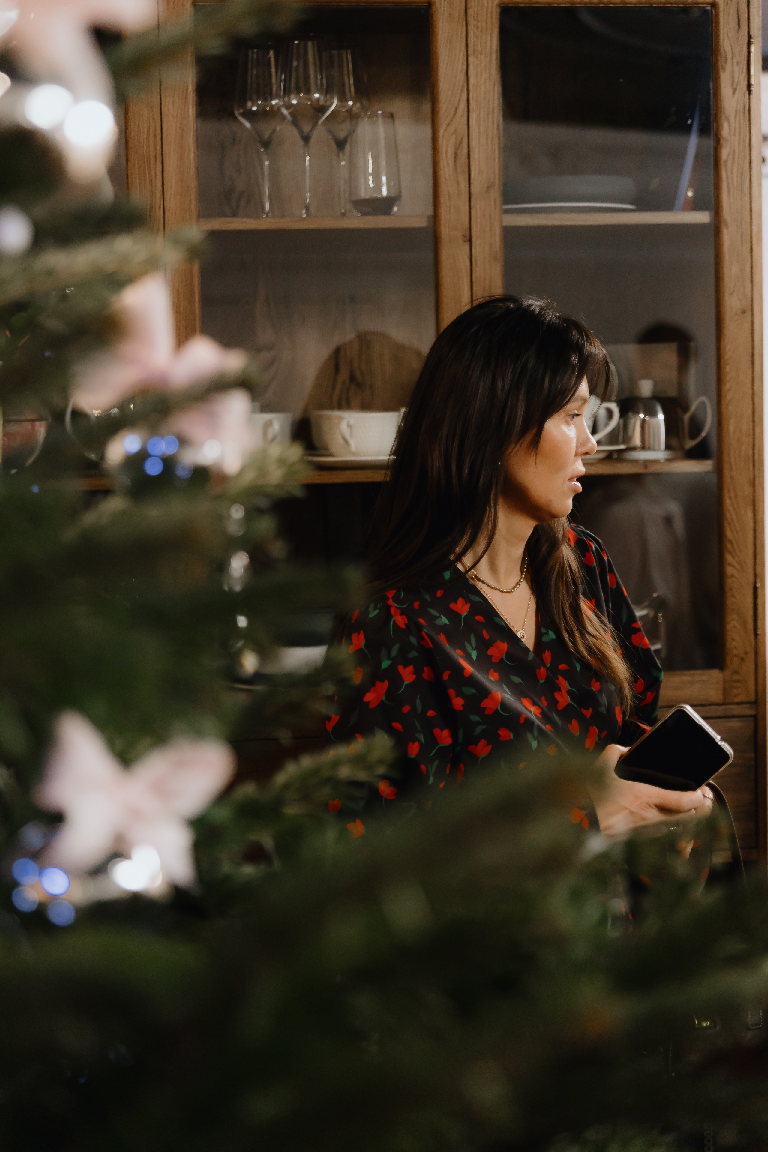 Предновогодний «Кофе-рейв» в L. DECO 17 декабря 2025 года. L. Deco интерьерный салон. Краски/обои/лепной декор