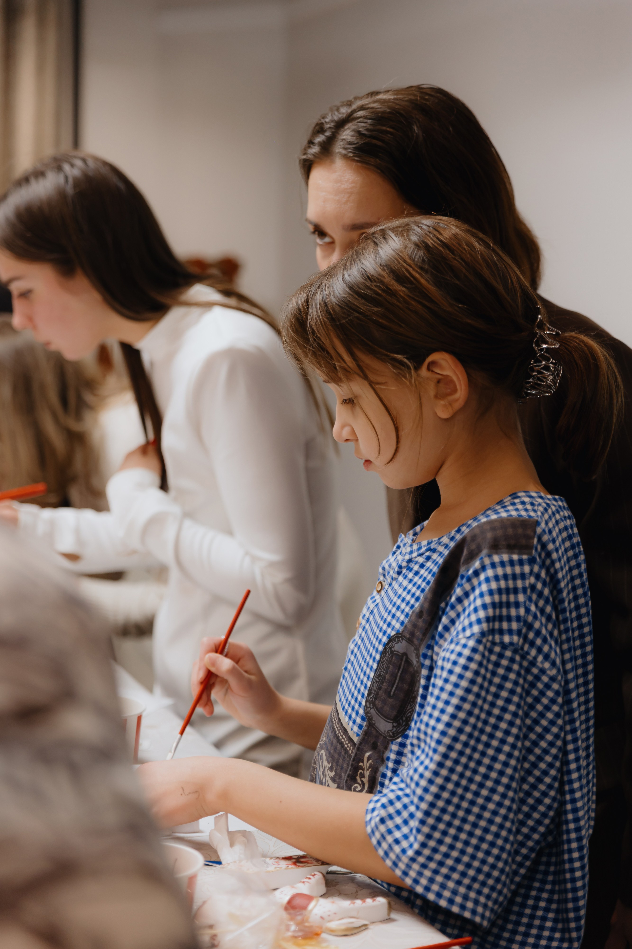 Предновогодний «Кофе-рейв» в L. DECO 17 декабря 2025 года. L. Deco интерьерный салон. Краски/обои/лепной декор