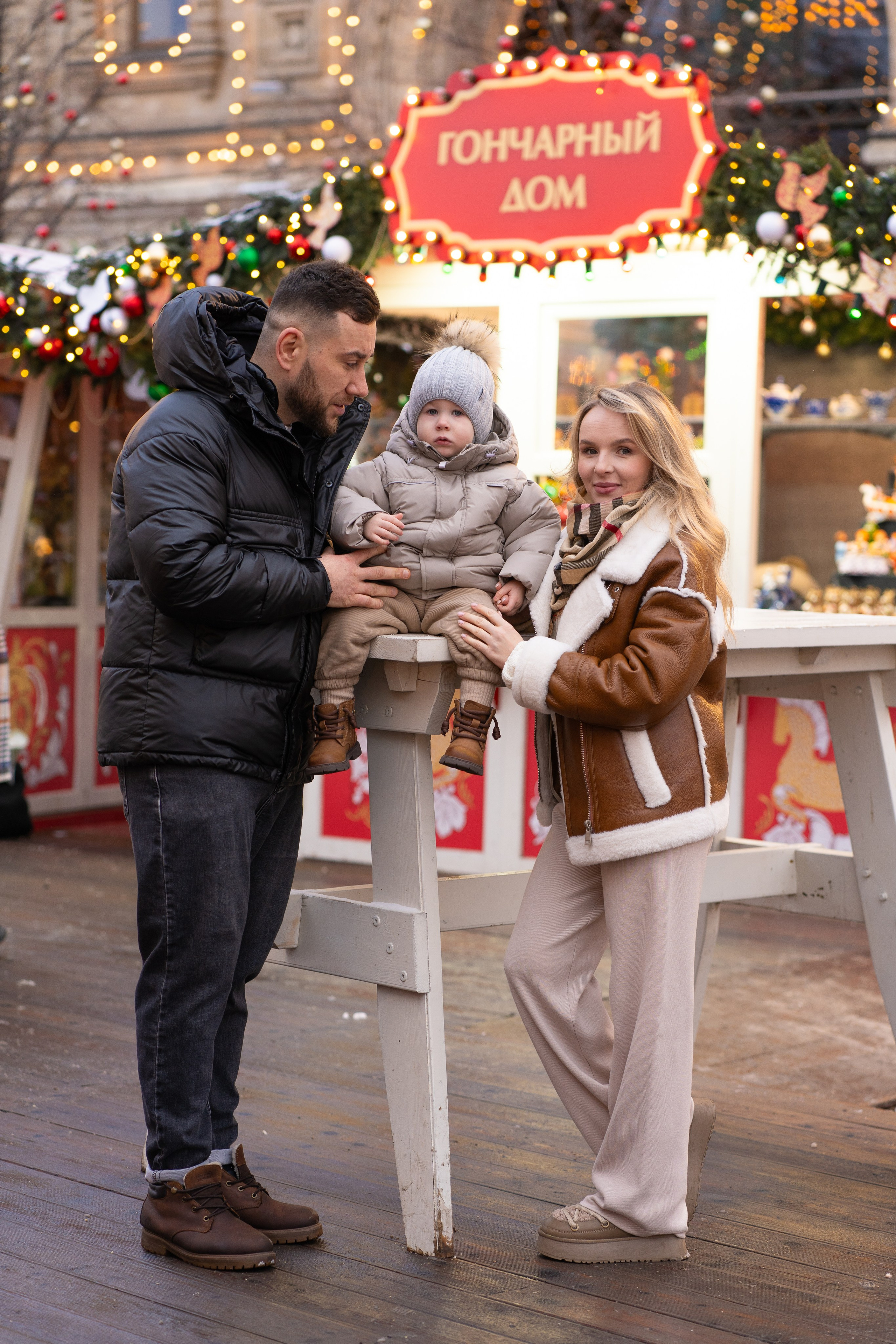 Павел, Егор и Наталия на ГУМ Ярмарке. Свадебный фотограф в Москве Анна Полушина