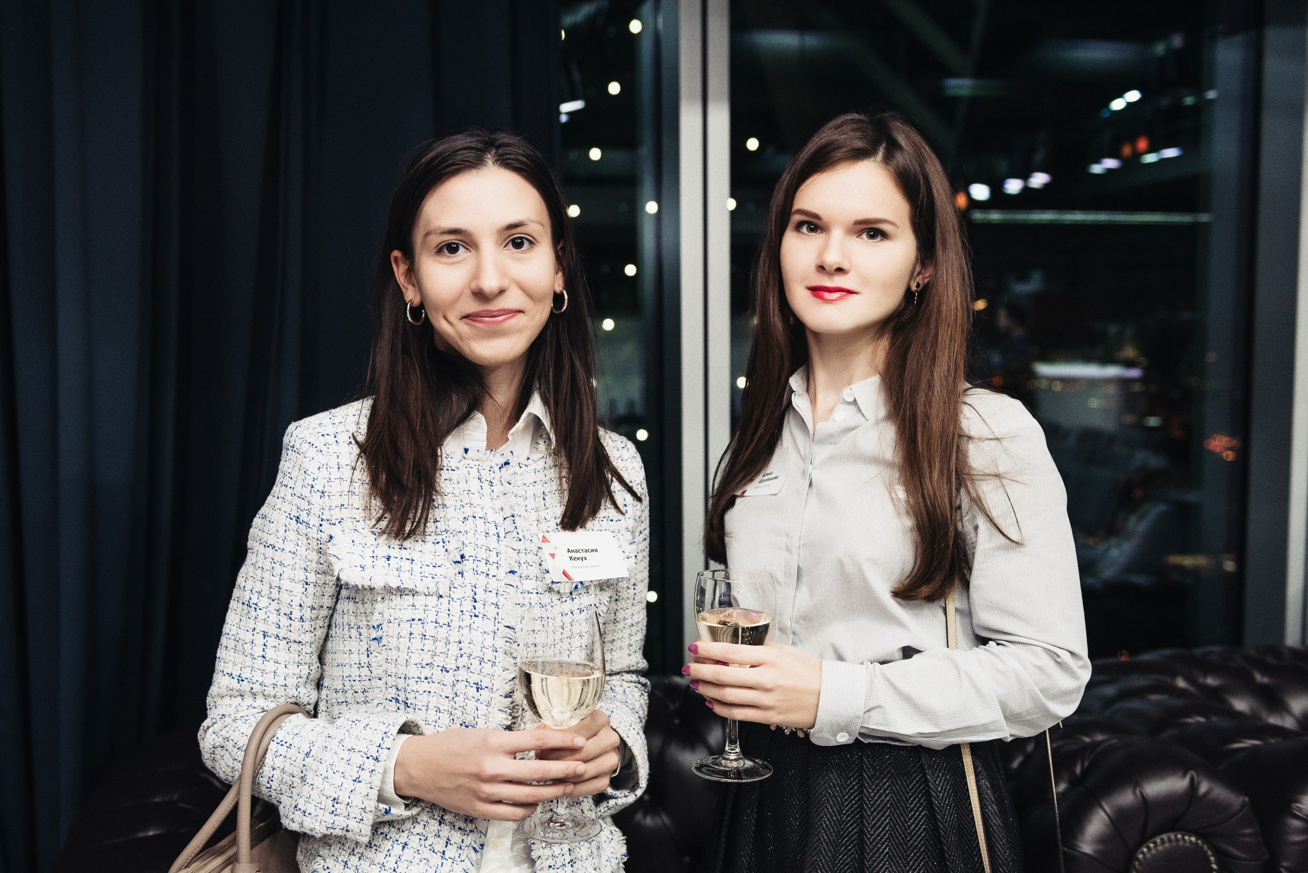 Участники корпоративного мероприятия на фуршете – живое общение.