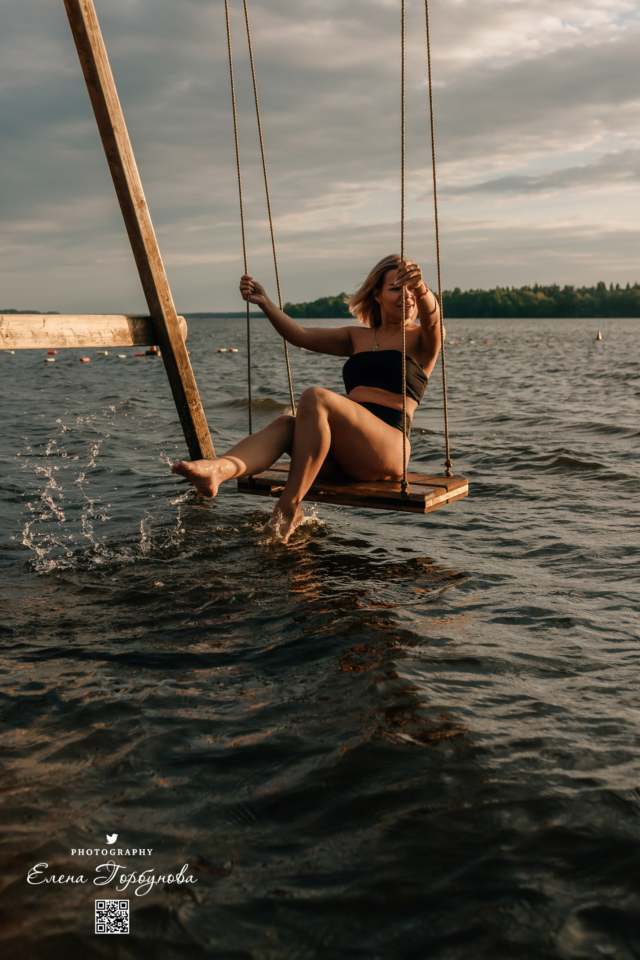 Фотосессия с черной тканью. Легкая черная вуаль летит на вертру. Фотосессия у реки черная серия с тканью. Девушка укуталась в черную ткань. Прогулка по набережной. Песок, речка, модель в черном. Качели над водой, Закат.