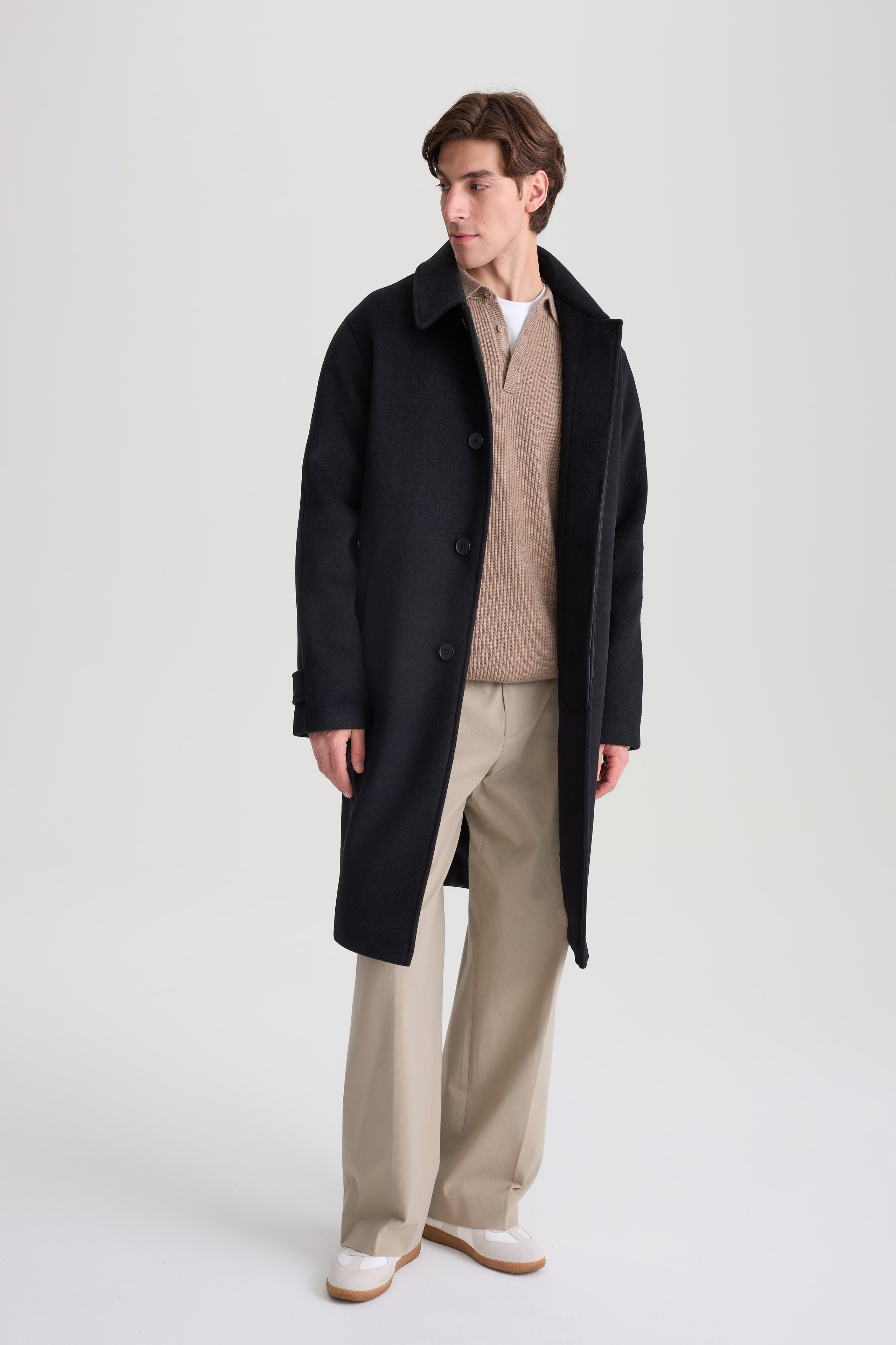 Фотограф Артём Галицкий. Специализируюсь на студийной съёмке одежды: каталоги, лукбуки, предметная съёмка. Опыт работы с fashion-брендами, маркетплейсами и коммерческими проектами. Грамотно выстраиваю свет, работаю быстро и точно под задачу. Также имею опыт работы гафером — отлично знаю световое оборудование и техническую сторону съёмочного процесса.