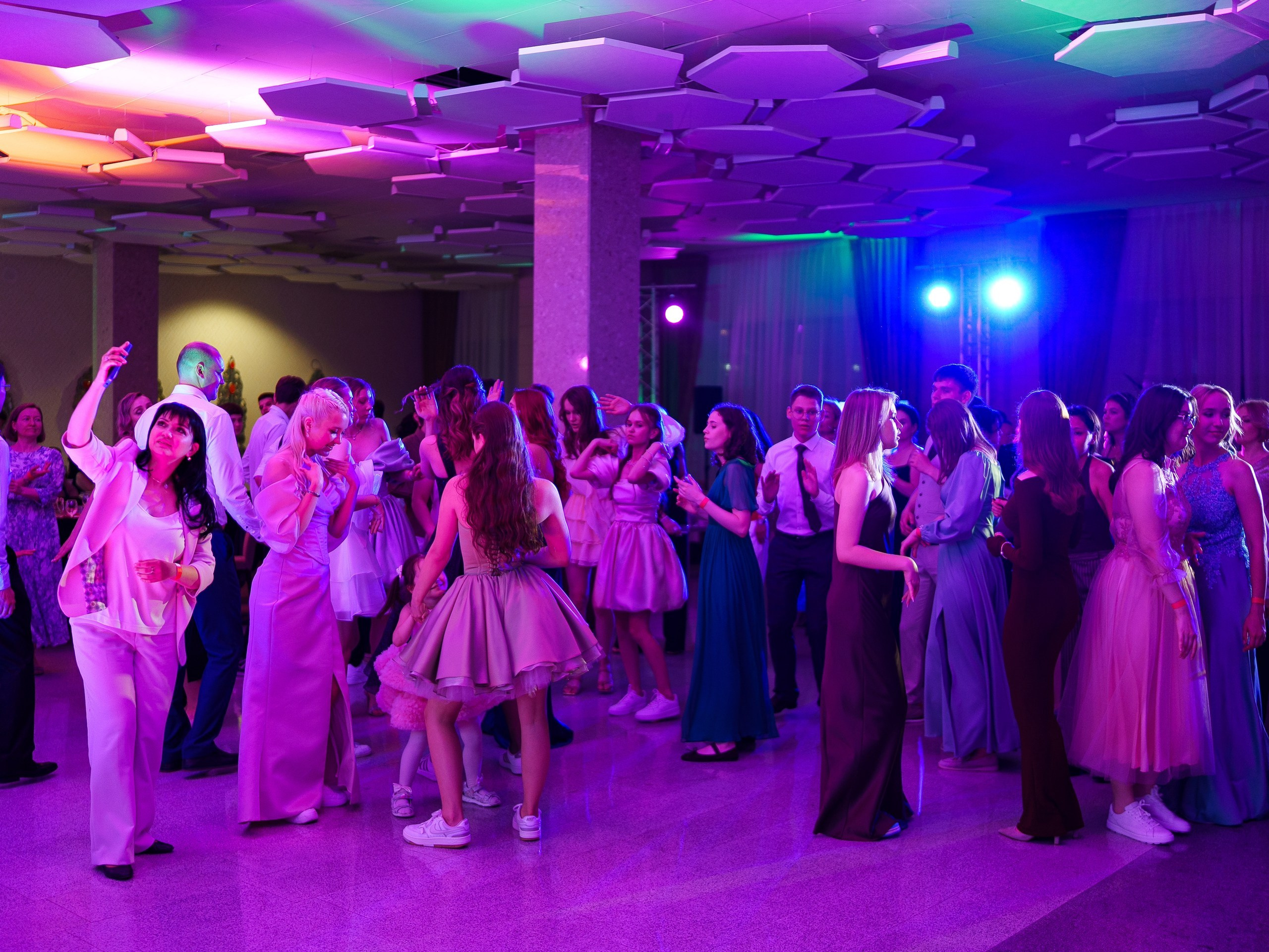 Фотограф на выпускной в Уфе — съёмка в Конгресс-холле для гимназии № 39