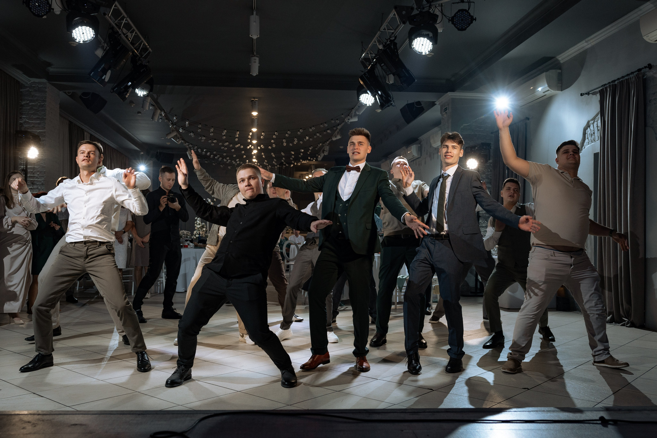 Танец друзей жениха, организация свадьбы под ключ, танцевальный флешмоб в Красноярске, танцевальный баттл