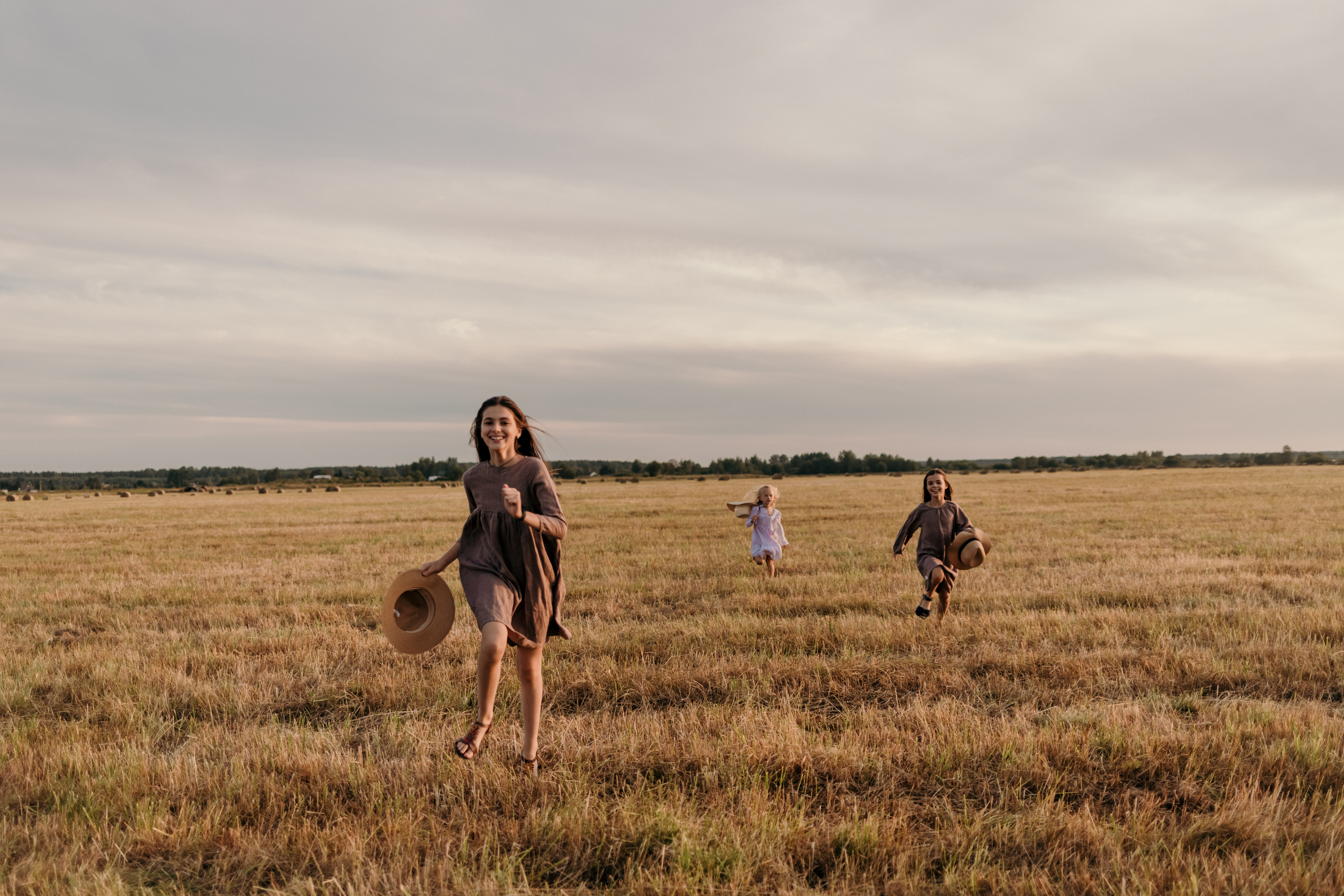 ДЕВЧОНКИ В СТОГАХ. Семейный Фотограф в Санкт-Петербурге Пушкин Анастасия Дьяконенкова