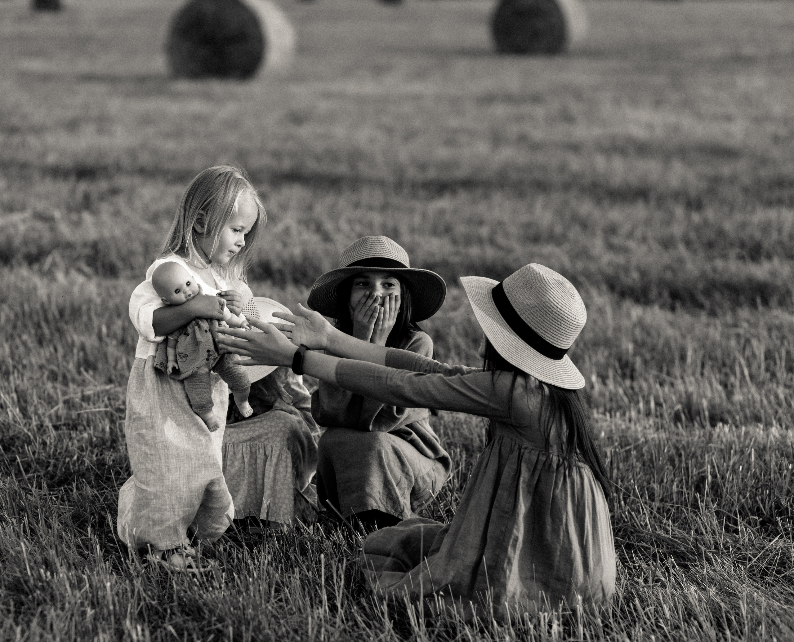 ДЕВЧОНКИ В СТОГАХ. Семейный Фотограф в Санкт-Петербурге Пушкин Анастасия Дьяконенкова