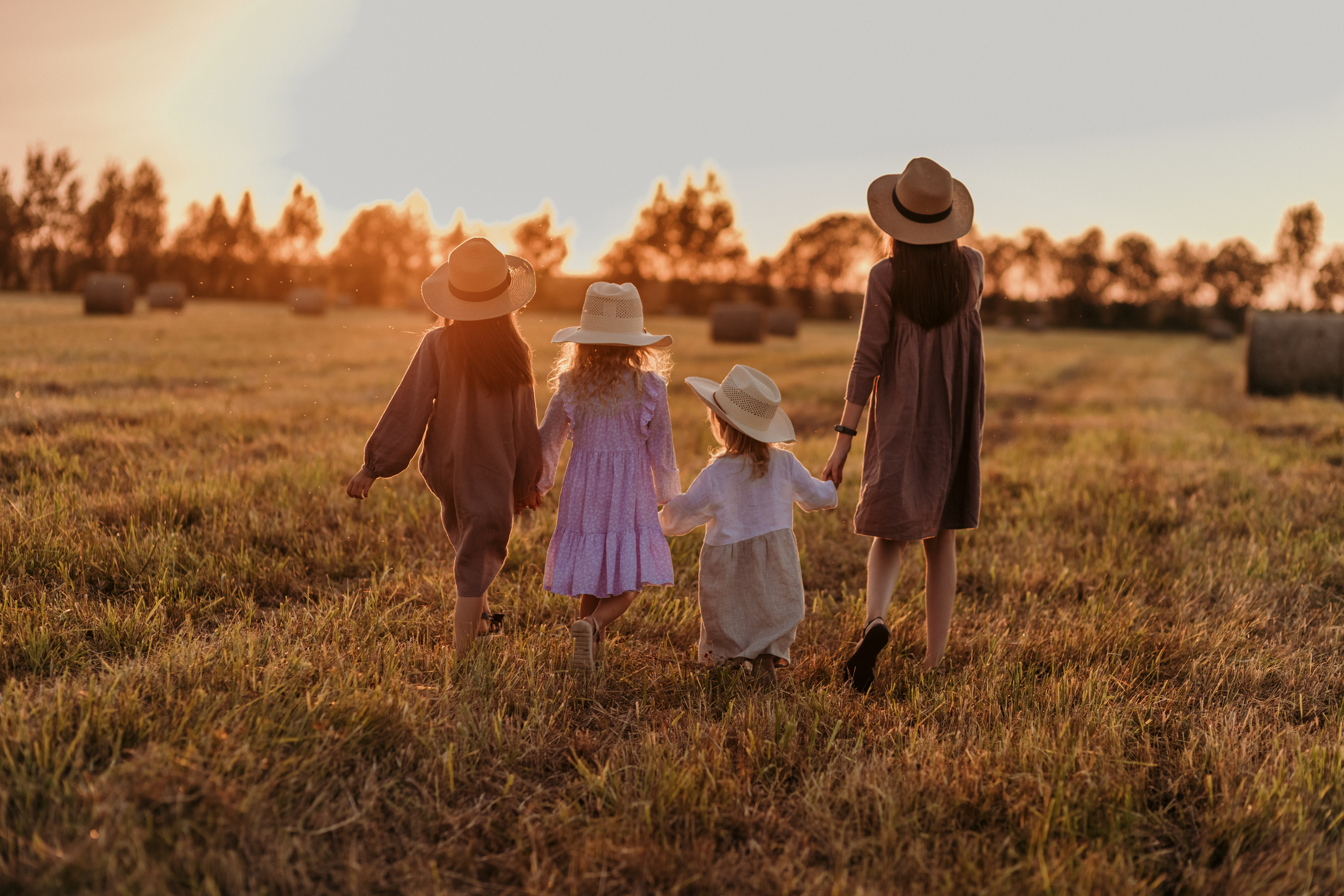 ДЕВЧОНКИ В&nbsp;СТОГАХ
