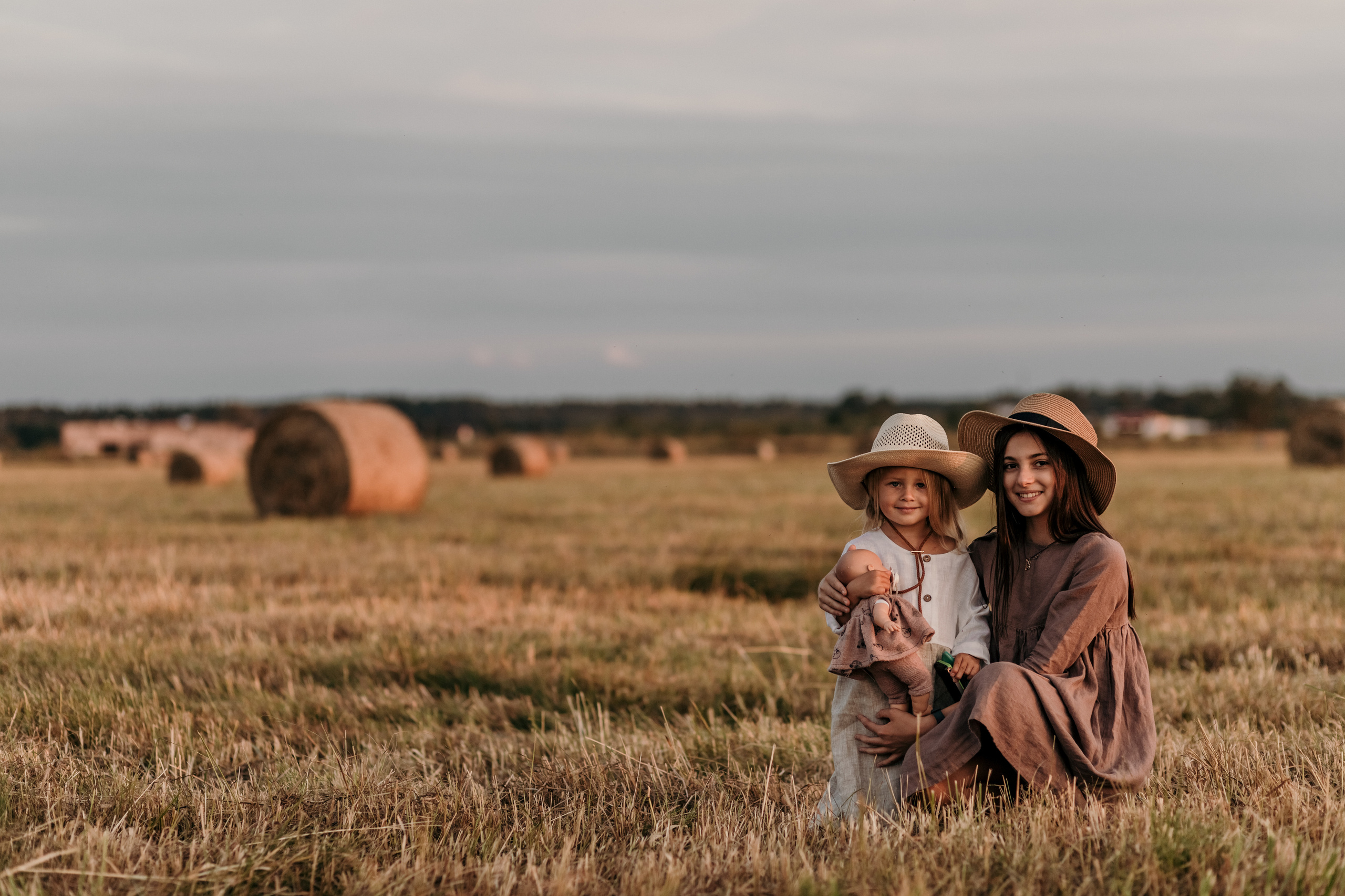ДЕВЧОНКИ В СТОГАХ. Семейный Фотограф в Санкт-Петербурге Пушкин Анастасия Дьяконенкова