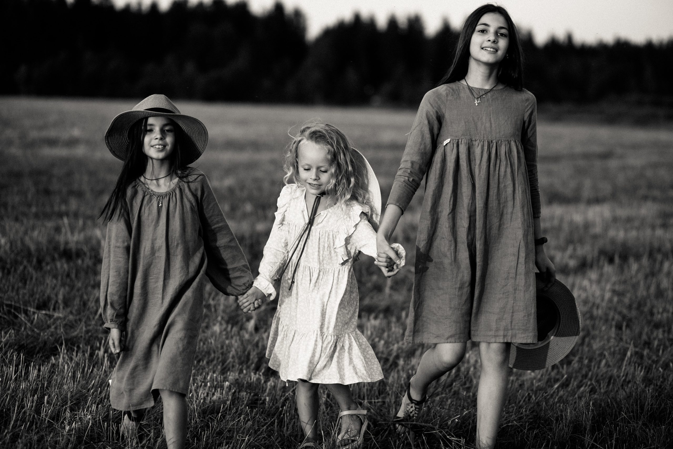 ДЕВЧОНКИ В СТОГАХ. Семейный Фотограф в Санкт-Петербурге Пушкин Анастасия Дьяконенкова